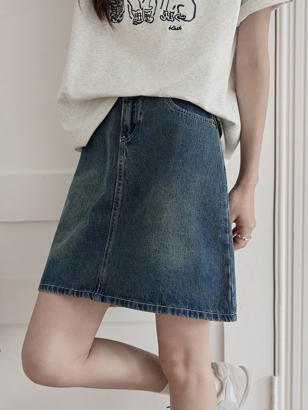 High Waist A-Line Denim Skirt Women's Summer 2026 New Retro Wash Versatile Commute Korean Style Sketch Series
High Waist A-Line Denim Skirt Women's Summer 2026 New Retro Wash Versatile Commute Korean Style Sketch Series