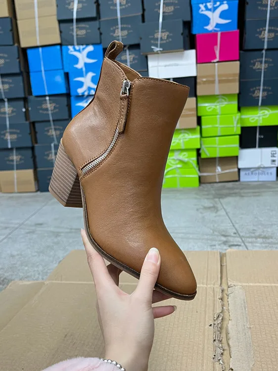 Модные однотонные женские кожаные ботильоны с острым носком на высоком каблуке с боковой молнией, весенне-осенние, увеличенной высоты
Модные однотонные женские кожаные ботильоны с острым носком на высоком каблуке с боковой молнией, весенне-осенние, увеличенной высоты