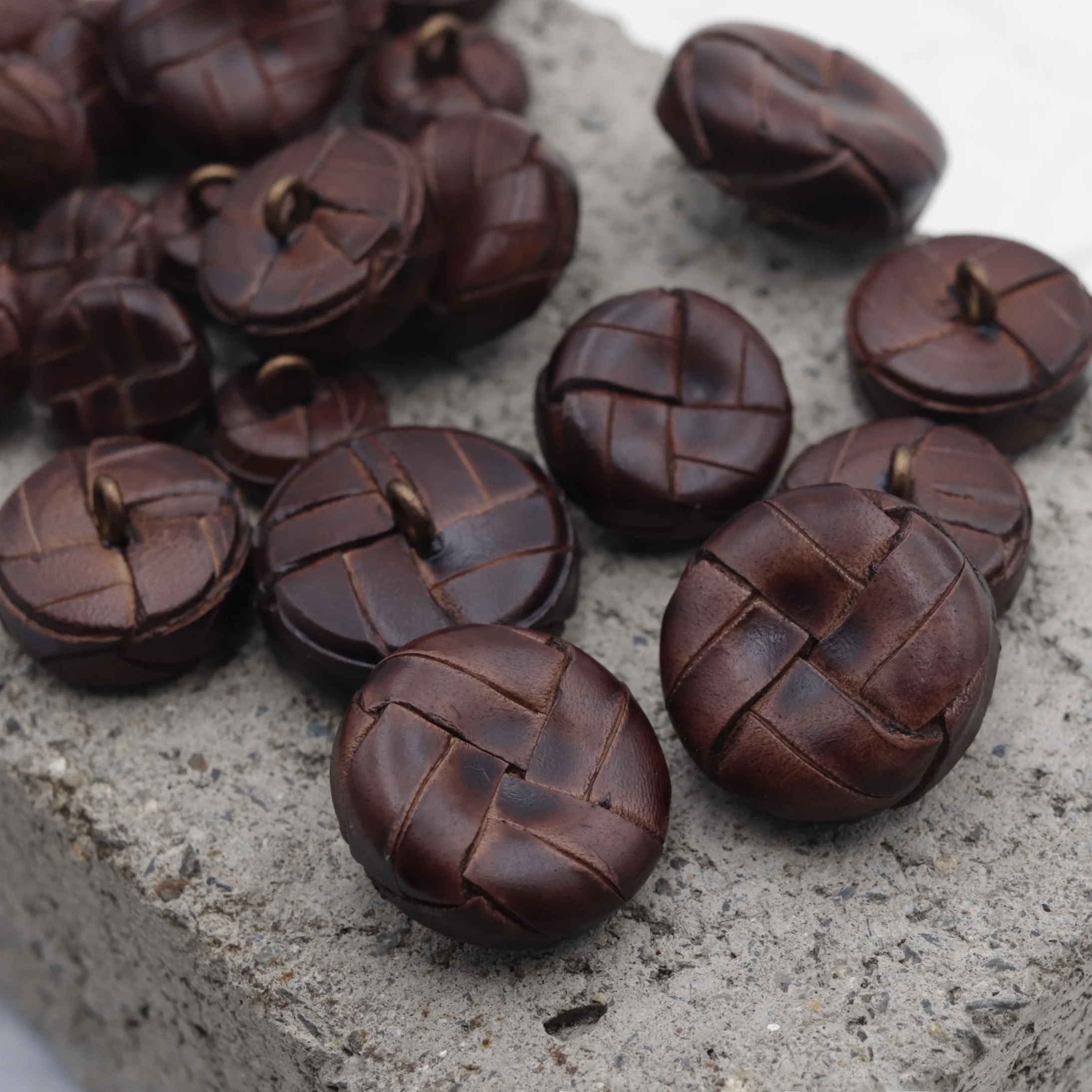 Кожаный жилет из натуральной кожи, сшитый вручную, коричневый, с полукруглыми вогнутыми пуговицами, высококачественный, для куртки, пальто, ветровки, синий
Кожаный жилет из натуральной кожи, сшитый вручную, коричневый, с полукруглыми вогнутыми пуговицами, высококачественный, для куртки, пальто, ветровки, синий