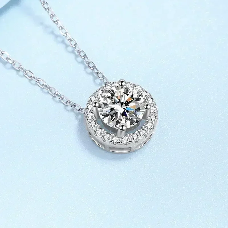 PT950 Classic Rond Cut Halo Brilliant Moissanite Pendent for Girl, Luxury Platinum Ladys Exclusive Style VVS1 Women's Necklace
PT950 Classic Rond Cut Halo Brilliant Moissanite Pendent for Girl, Luxury Platinum Ladys Exclusive Style VVS1 Women's Necklace