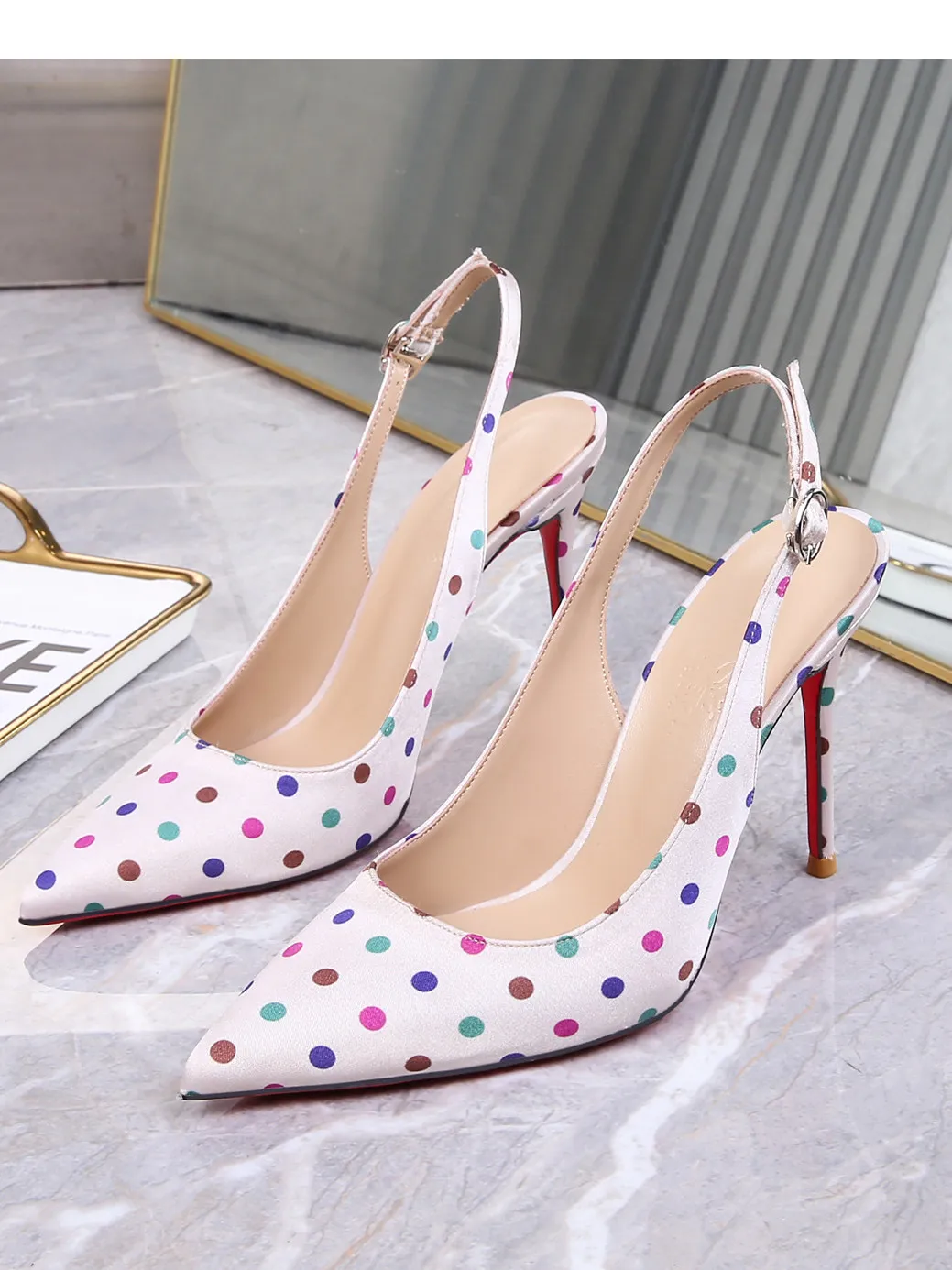 New European and American pointed thin high-heeled 12cm shallow mouth sweet and comfortable back empty flat strap sandals
New European and American pointed thin high-heeled 12cm shallow mouth sweet and comfortable back empty flat strap sandals