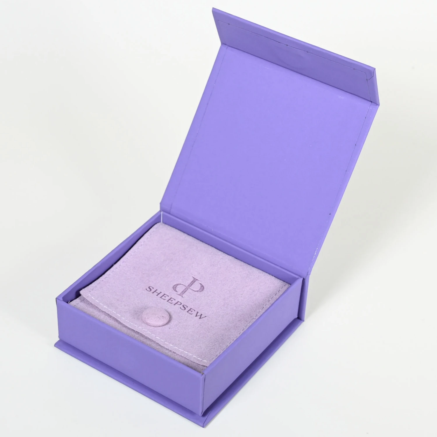 20 шт. элегантный фиолетовый флип-кнопочный чехол для ювелирных изделий из микрофибры, штамповка золотым логотипом, магнитная коробка с пенопластовой вставкой, упаковка ювелирных изделий
20 шт. элегантный фиолетовый флип-кнопочный чехол для ювелирных изделий из микрофибры, штамповка золотым логотипом, магнитная коробка с пенопластовой вставкой, упаковка ювелирных изделий