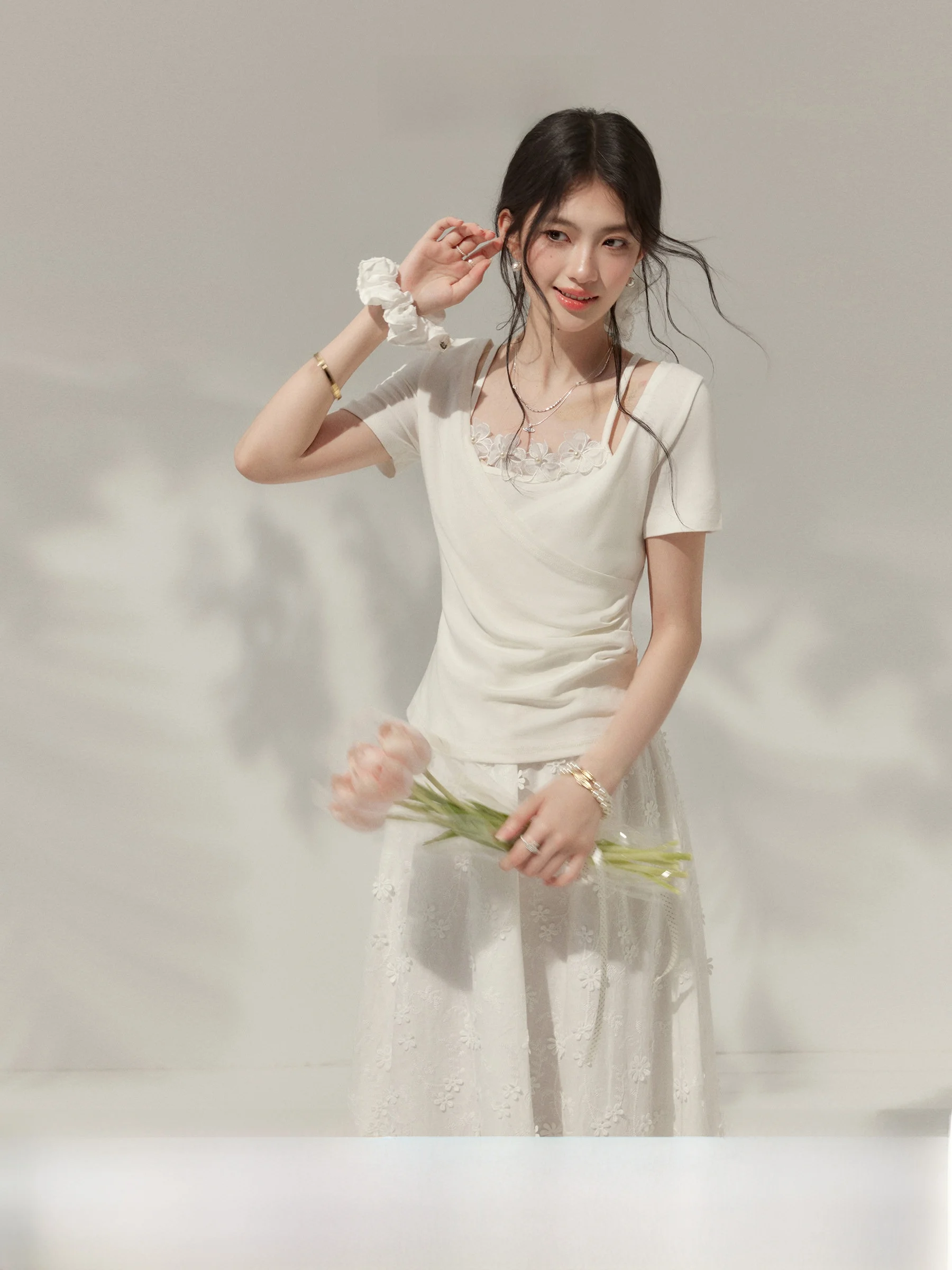 Ouyang Xi 'Ornament Flower Core' Super Attractive V-neck Short Sleeve Knitted White T-shirt Women's Summer Casual Style Top
Ouyang Xi 'Ornament Flower Core' Super Attractive V-neck Short Sleeve Knitted White T-shirt Women's Summer Casual Style Top