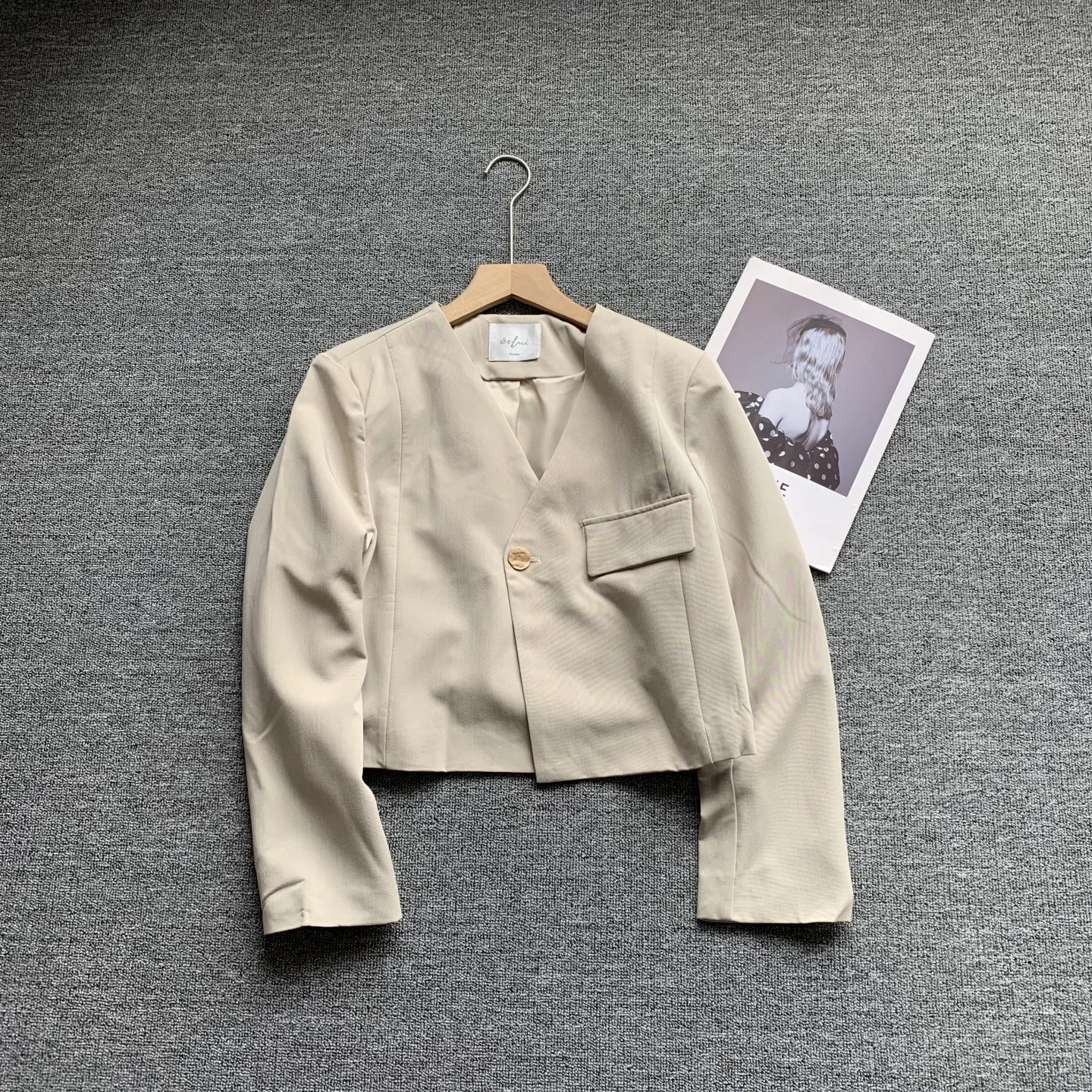Short Casual V-Neck Women's Jacket Spring New Style Commute Friendly Minimalist Personality Polyester Fiber Long Sleeve
Short Casual V-Neck Women's Jacket Spring New Style Commute Friendly Minimalist Personality Polyester Fiber Long Sleeve