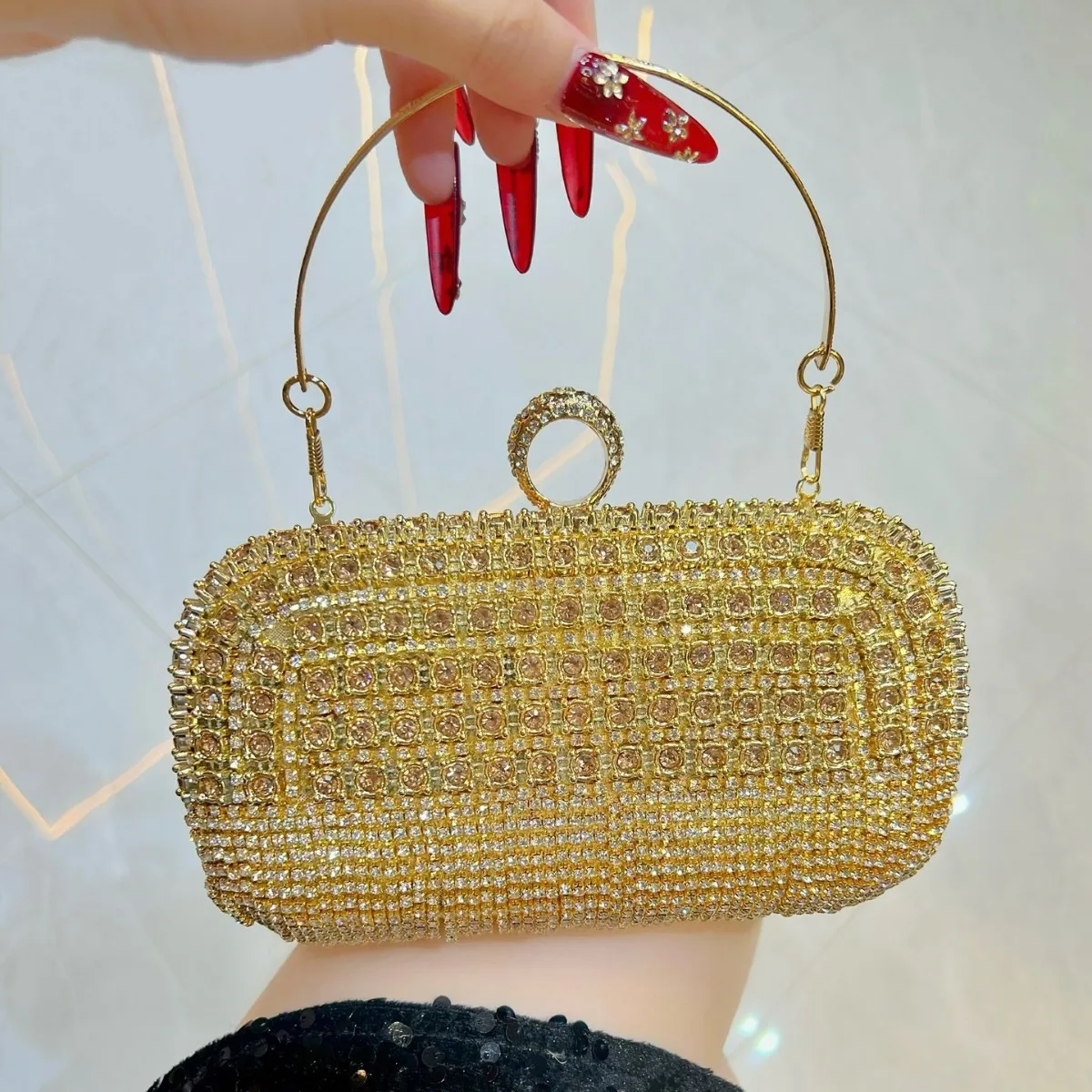 Luxury Shiny Diamond Women's Evening Handbag Elegant Bracer Square Shiny Rhinestone Crossbody Bag Metal Chain Bag 
Luxury Shiny Diamond Women's Evening Handbag Elegant Bracer Square Shiny Rhinestone Crossbody Bag Metal Chain Bag