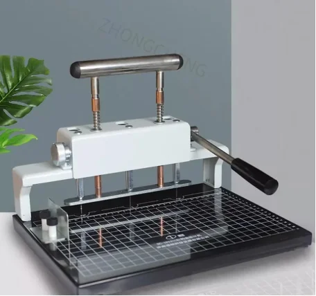 Heavy-duty hole puncher, 1013 three-hole document binding machine, manual voucher binding with three holes and one thread.
Heavy-duty hole puncher, 1013 three-hole document binding machine, manual voucher binding with three holes and one thread.
