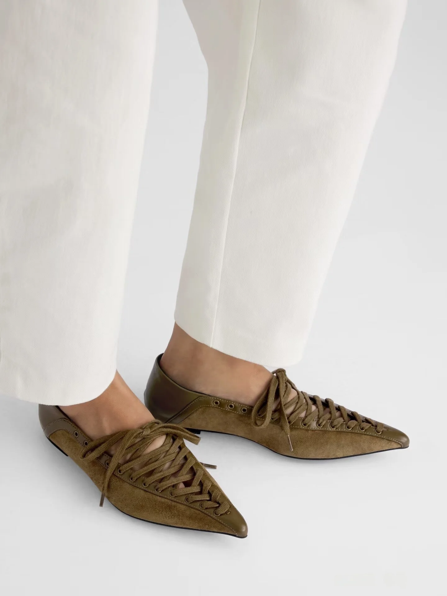 Low-Heel Flat Bottomed Hollow out Slip-On Women's Shoes Vintage Style Ballet Flat Shoes Mesh Cross Strap Design Daily Wear
Low-Heel Flat Bottomed Hollow out Slip-On Women's Shoes Vintage Style Ballet Flat Shoes Mesh Cross Strap Design Daily Wear
