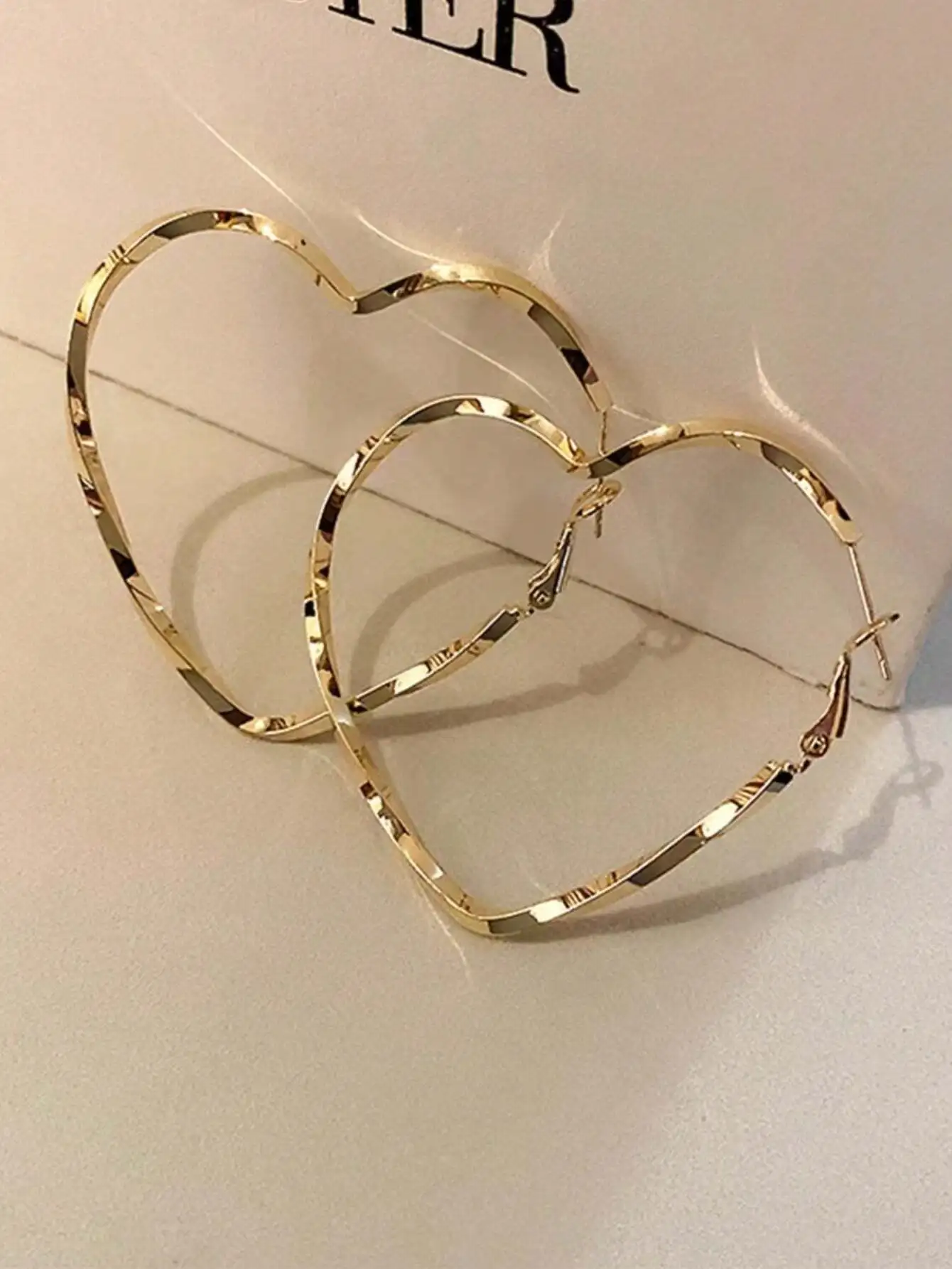 1 Pair Fashion Heart Shaped Twist Design Earrings, Elegant Casual Style For Women Valentines,Mom,Mother,Mother's Day,Gift
1 Pair Fashion Heart Shaped Twist Design Earrings, Elegant Casual Style For Women Valentines,Mom,Mother,Mother's Day,Gift