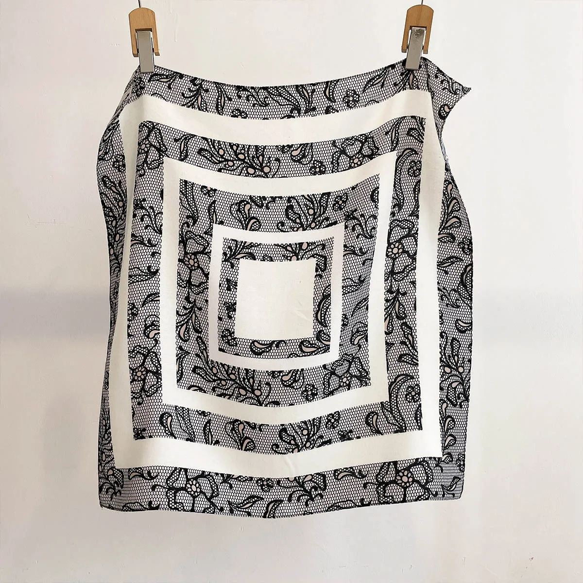 Fashion Square Scarf For Women Soft Satin Scarves Bandanas For Beach Hijab Neckerchief Elegant Shawl Wraps Travel Outfits
Fashion Square Scarf For Women Soft Satin Scarves Bandanas For Beach Hijab Neckerchief Elegant Shawl Wraps Travel Outfits