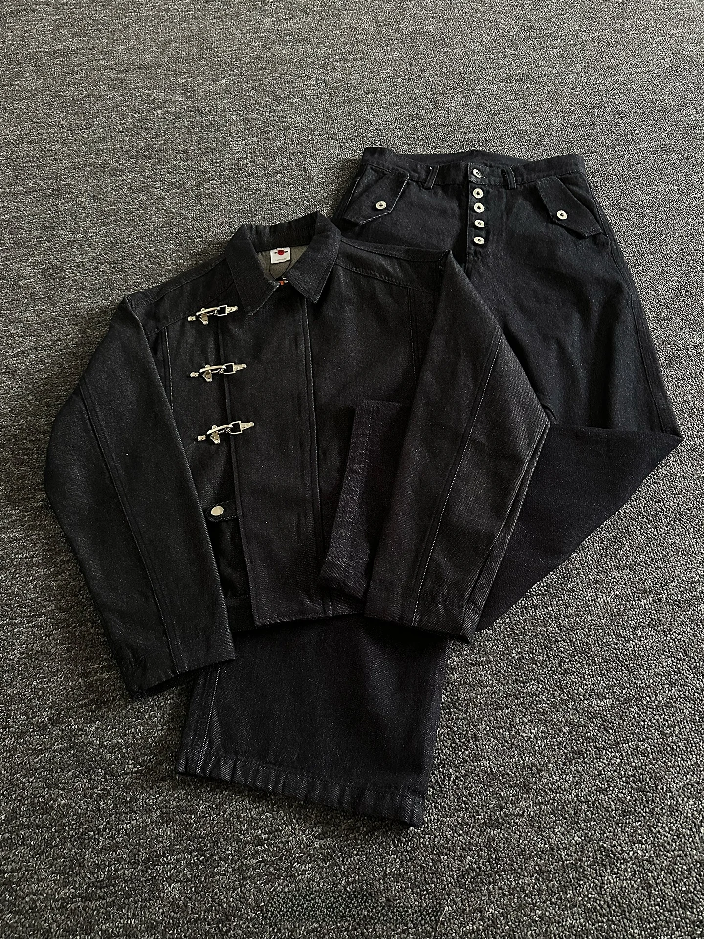 Мужская джинсовая куртка Rise Brand Original Color: весенняя модель Clean Fit с боковыми пуговицами-лобстерами и высокой талией
Мужская джинсовая куртка Rise Brand Original Color: весенняя модель Clean Fit с боковыми пуговицами-лобстерами и высокой талией
