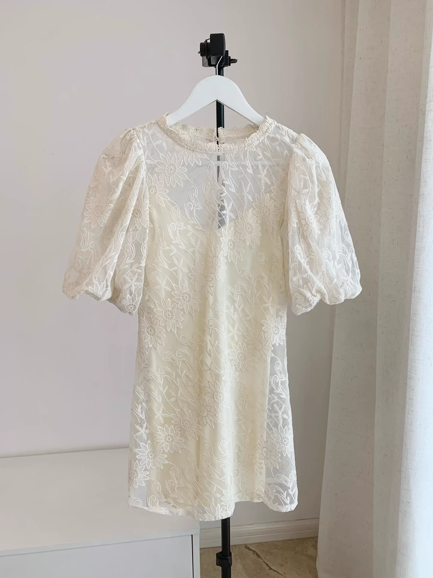 Lace Embroidery Women Short Dress Summer Round Neck Puff Sleeve Sweet Female Mini Robe
Lace Embroidery Women Short Dress Summer Round Neck Puff Sleeve Sweet Female Mini Robe