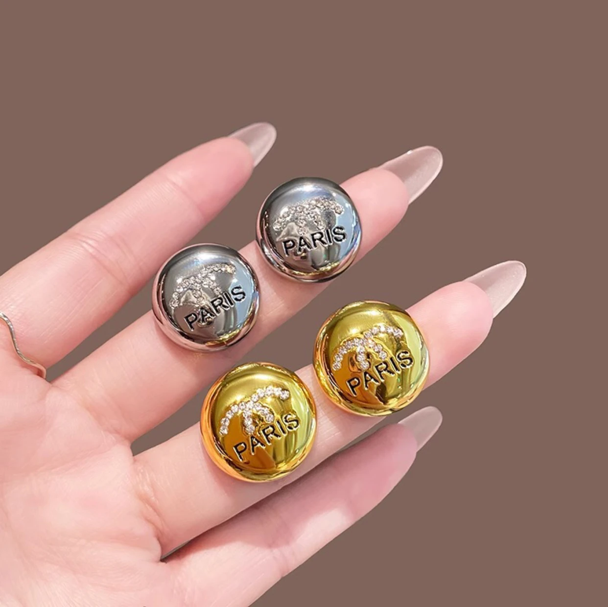 2*2cm Elegant earrings, luxurious and high-end, minimalist metal earrings, 2025 new hot sale, unique earring for women
2*2cm Elegant earrings, luxurious and high-end, minimalist metal earrings, 2025 new hot sale, unique earring for women