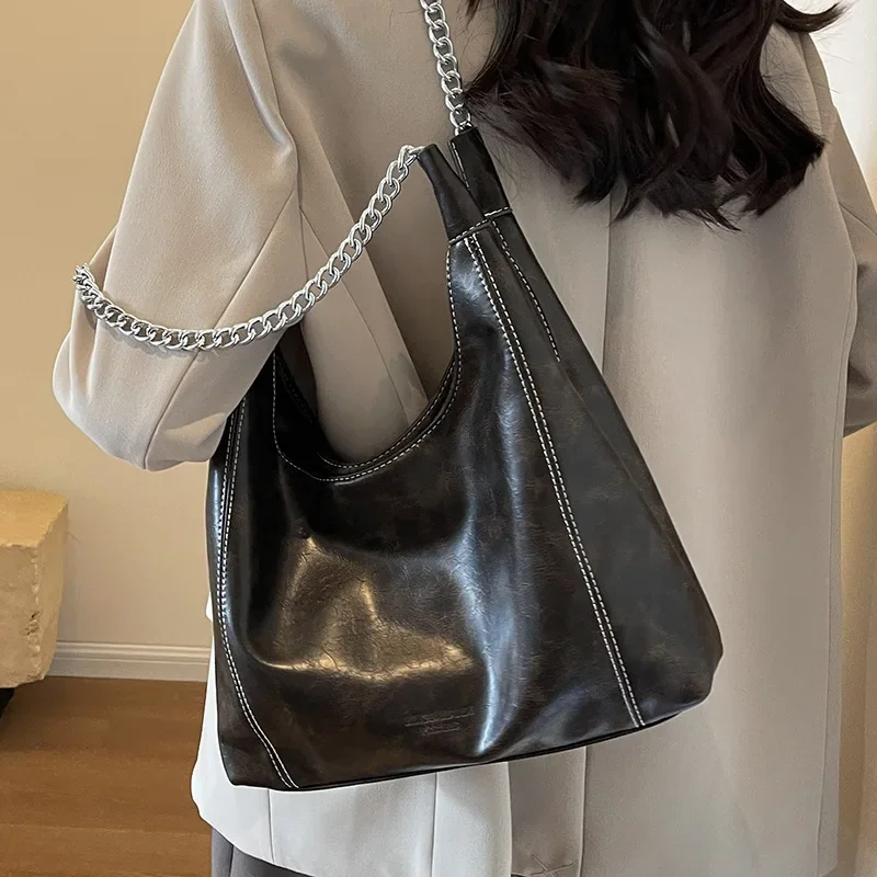 PU Black Chain Shoulder Strap Handbag Large-capacity Armpit Bag New High-end Retro Autumn Chain Portable Shoulder Bucket Bag
PU Black Chain Shoulder Strap Handbag Large-capacity Armpit Bag New High-end Retro Autumn Chain Portable Shoulder Bucket Bag