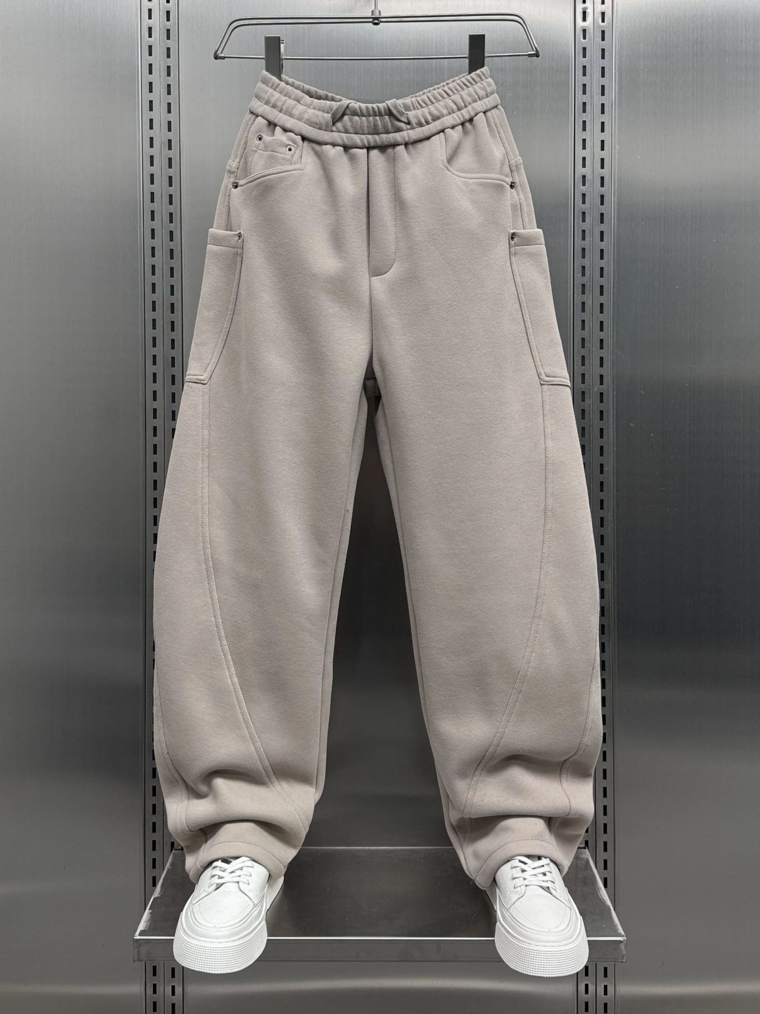 Мужские повседневные брюки прямого кроя, осенне-зимние, новые, однотонные, свободные, модные, брендовые, удобные, прямые штаны-трубы
Мужские повседневные брюки прямого кроя, осенне-зимние, новые, однотонные, свободные, модные, брендовые, удобные, прямые штаны-трубы