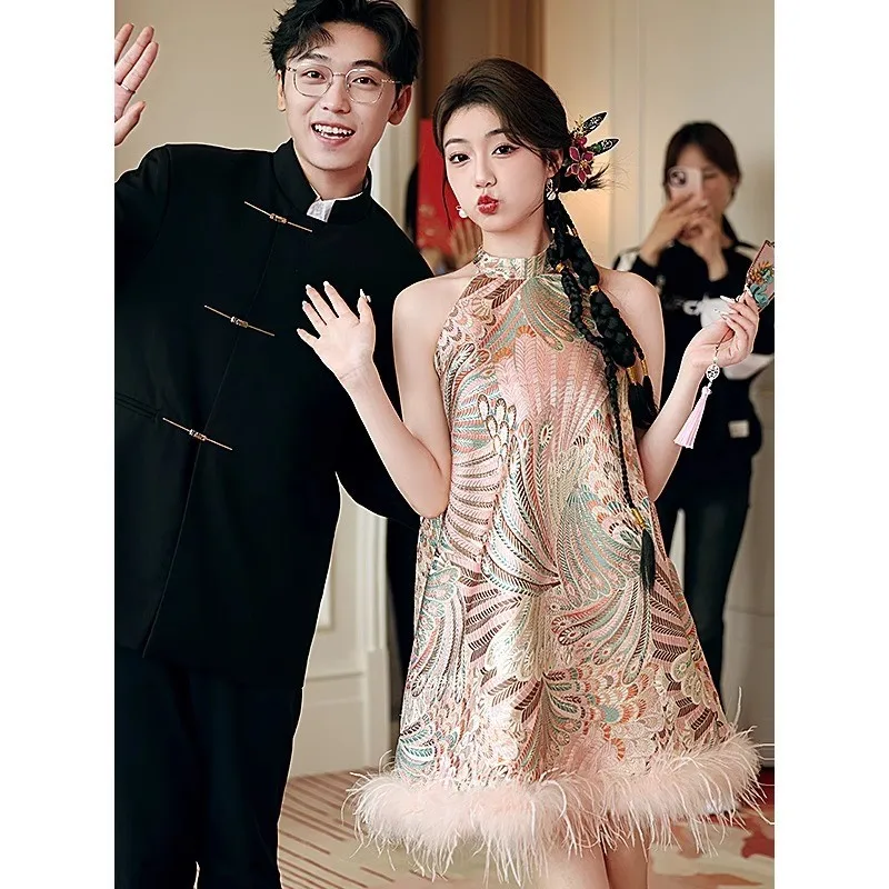 You can wear a cheongsam or dress for morning photo shoot to create lively atmosphere
You can wear a cheongsam or dress for morning photo shoot to create lively atmosphere