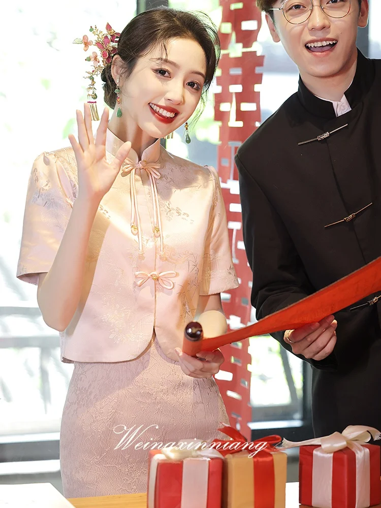 Розовое свадебное платье в китайском стиле для помолвки, комплект для церемонии, винтажное облегающее платье с длинными рукавами для пары
Розовое свадебное платье в китайском стиле для помолвки, комплект для церемонии, винтажное облегающее платье с длинными рукавами для пары