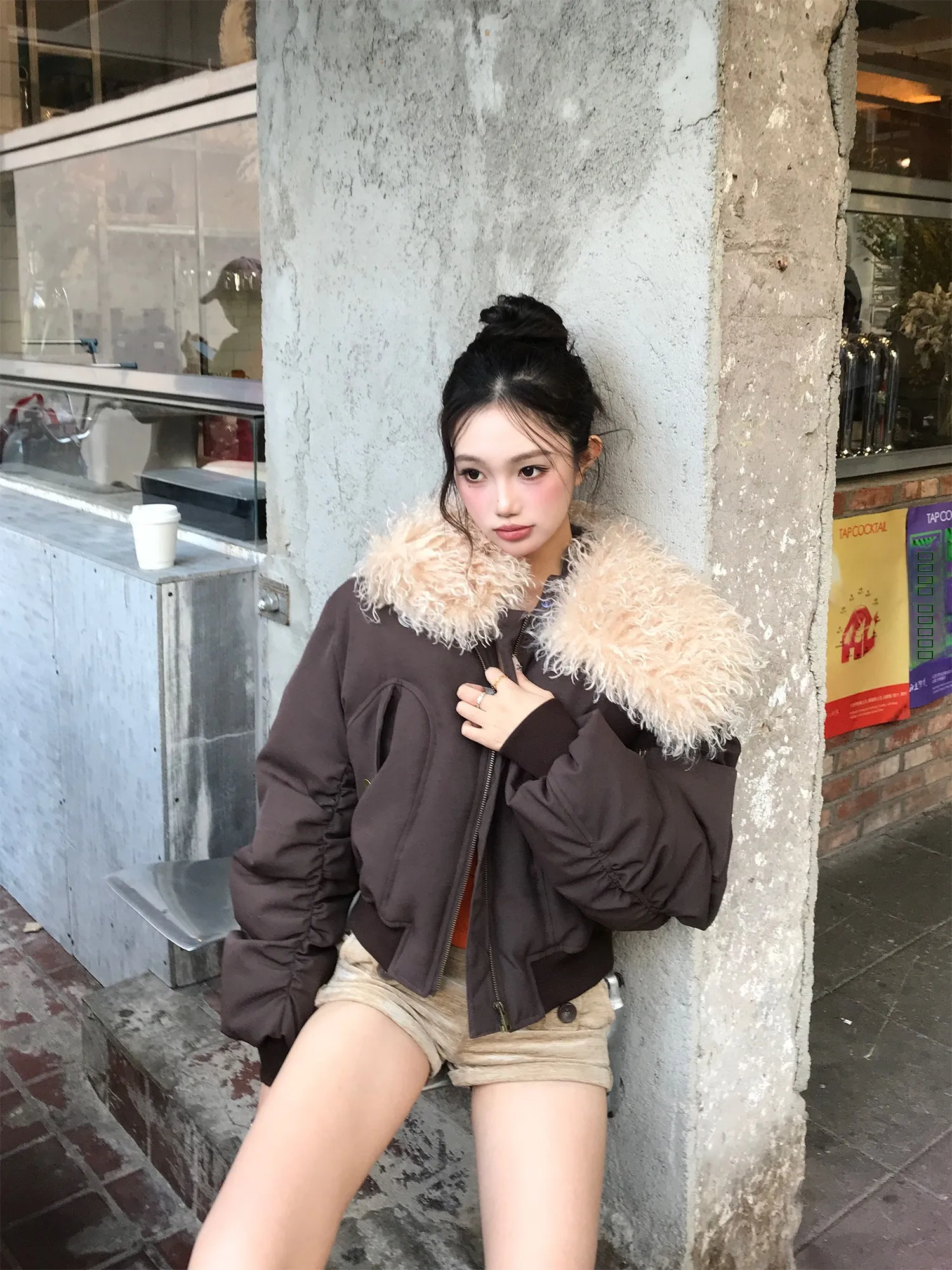 Оригинальный дизайн, зимняя парка-куртка для женщин, верхняя одежда с воротником из овечьего меха, утепленное хлопковое пуховое пальто с длинными рукавами на молнии
Оригинальный дизайн, зимняя парка-куртка для женщин, верхняя одежда с воротником из овечьего меха, утепленное хлопковое пуховое пальто с длинными рукавами на молнии