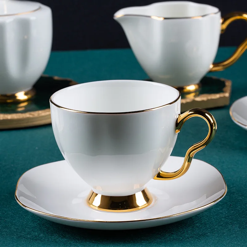 Плавающая золотая ручка лотоса, кофейная чашка, тарелка, модель комнаты, стол, костяной фарфор, золотая граница
Плавающая золотая ручка лотоса, кофейная чашка, тарелка, модель комнаты, стол, костяной фарфор, золотая граница