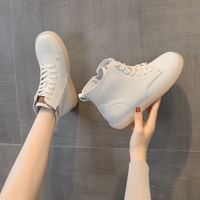 Large Size High Top Women's Shoes Soft Leather Flat Bottom Hiking Shoes Fashionable Lace Up Casual Short Boots Autumn and Winter
Large Size High Top Women's Shoes Soft Leather Flat Bottom Hiking Shoes Fashionable Lace Up Casual Short Boots Autumn and Winter