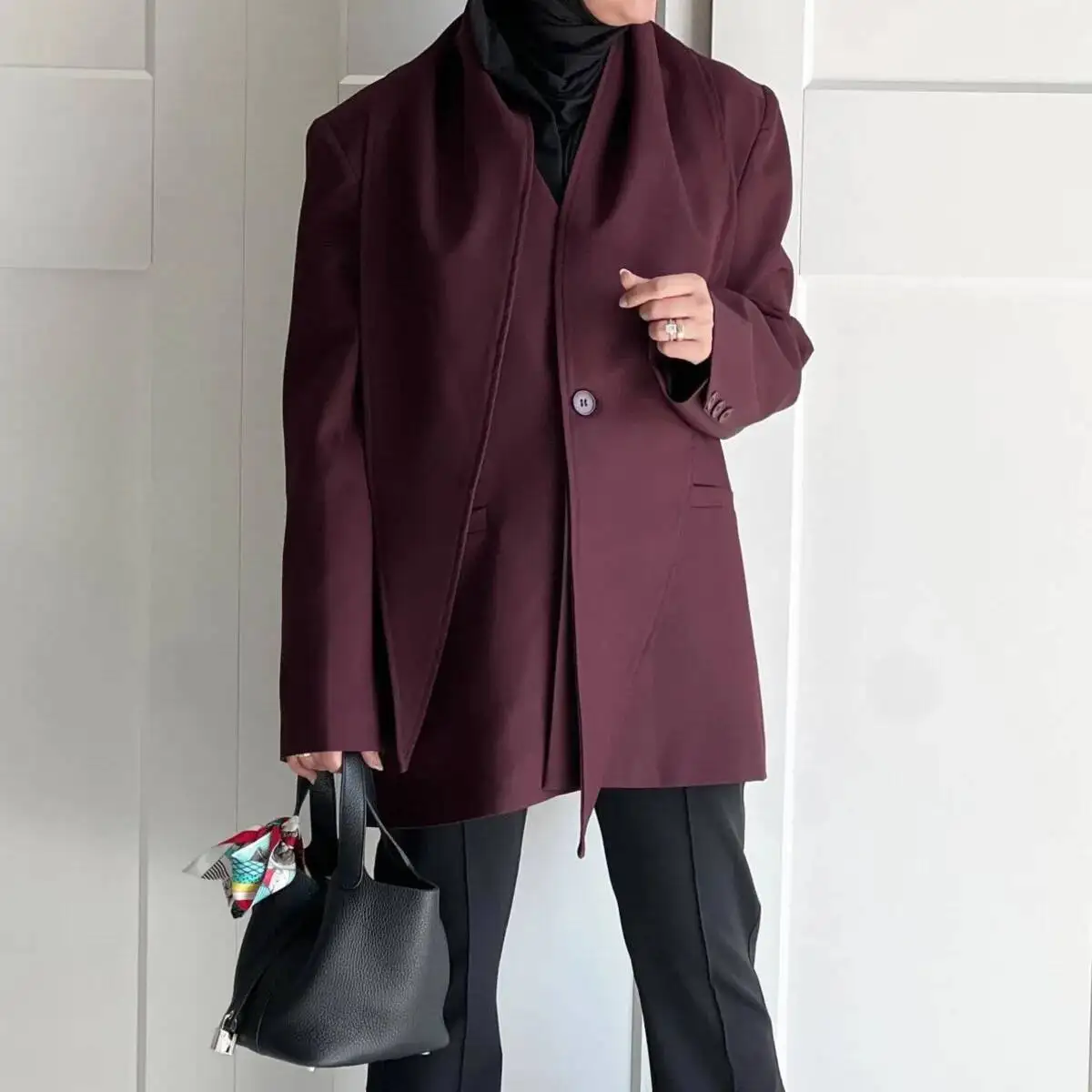 Женский пиджак средней длины на одной пуговице, однотонный, универсальный, для любых случаев, весенний стиль 2025 года
Женский пиджак средней длины на одной пуговице, однотонный, универсальный, для любых случаев, весенний стиль 2025 года