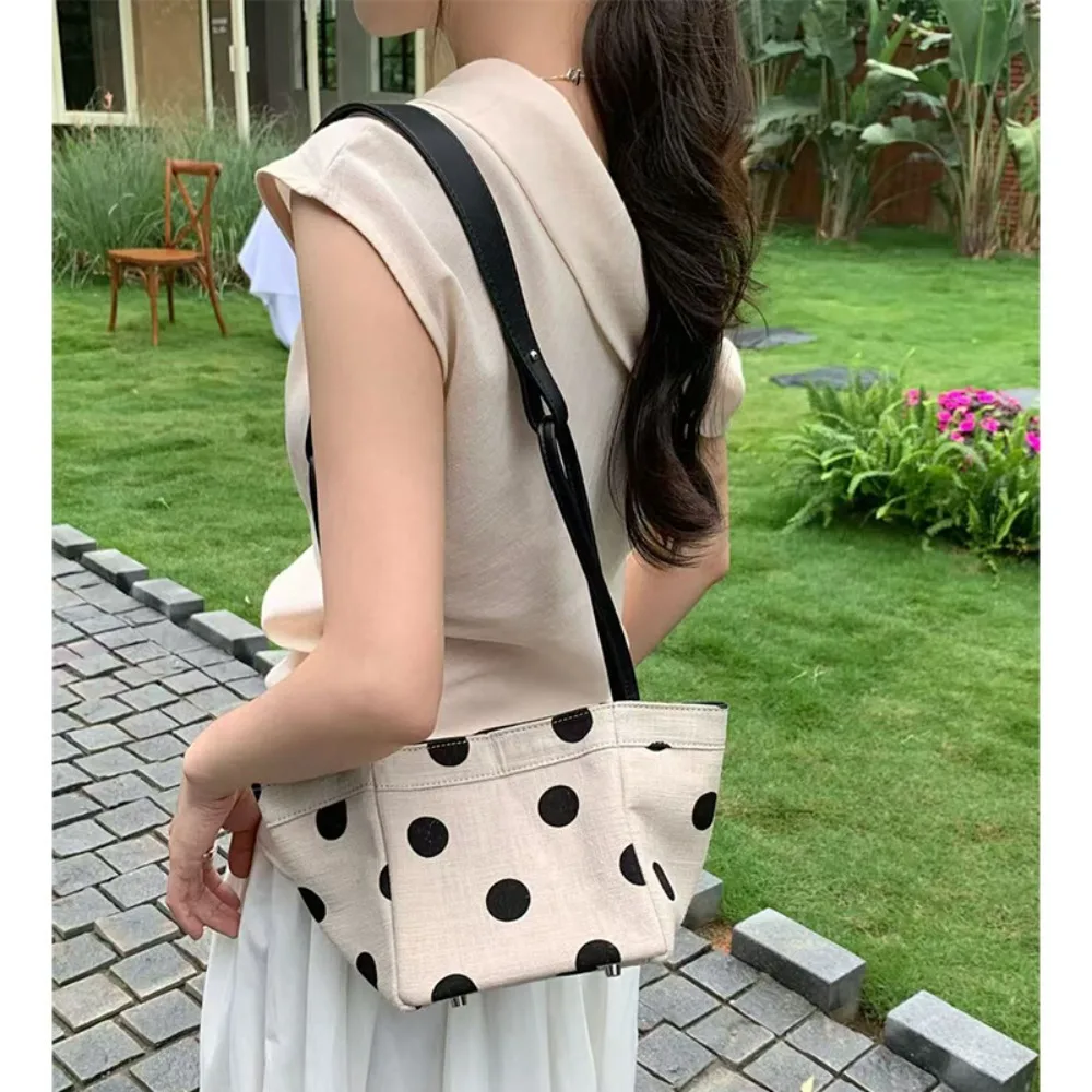 Niche Dice Bucket Bag 2026 New Polka Dot Tote Bag Summer Versatile Cotton and Linen Shoulder Texture Unique Fashion Simple
Niche Dice Bucket Bag 2026 New Polka Dot Tote Bag Summer Versatile Cotton and Linen Shoulder Texture Unique Fashion Simple