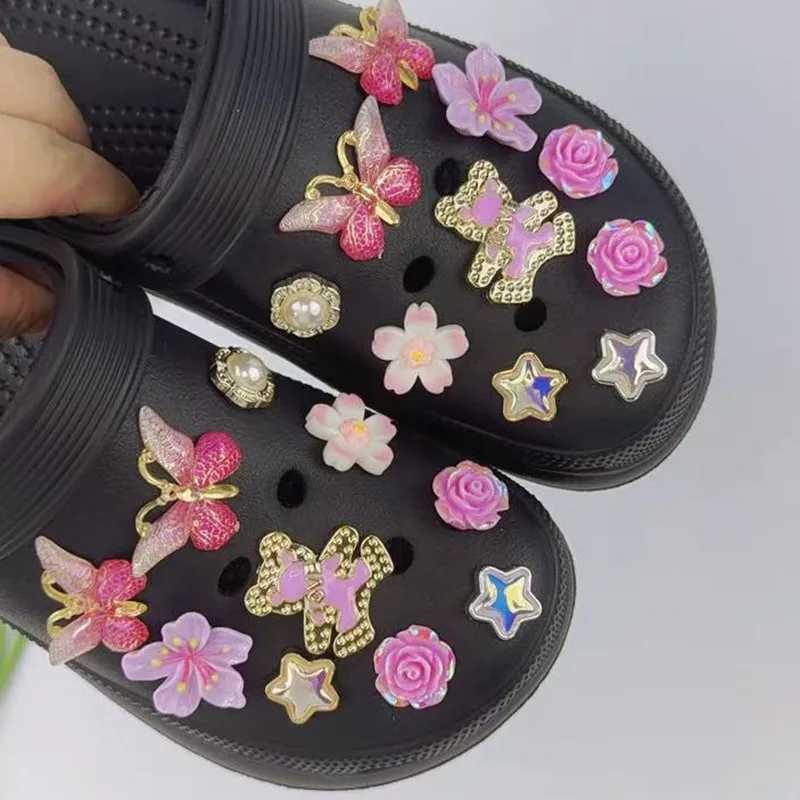 20 шт., модные подвески для обуви, набор аксессуаров, пряжка для обуви с отверстием, фиолетовый медведь, бабочка, роза, вишня, сделай сам, 3D украшения для обуви
20 шт., модные подвески для обуви, набор аксессуаров, пряжка для обуви с отверстием, фиолетовый медведь, бабочка, роза, вишня, сделай сам, 3D украшения для обуви