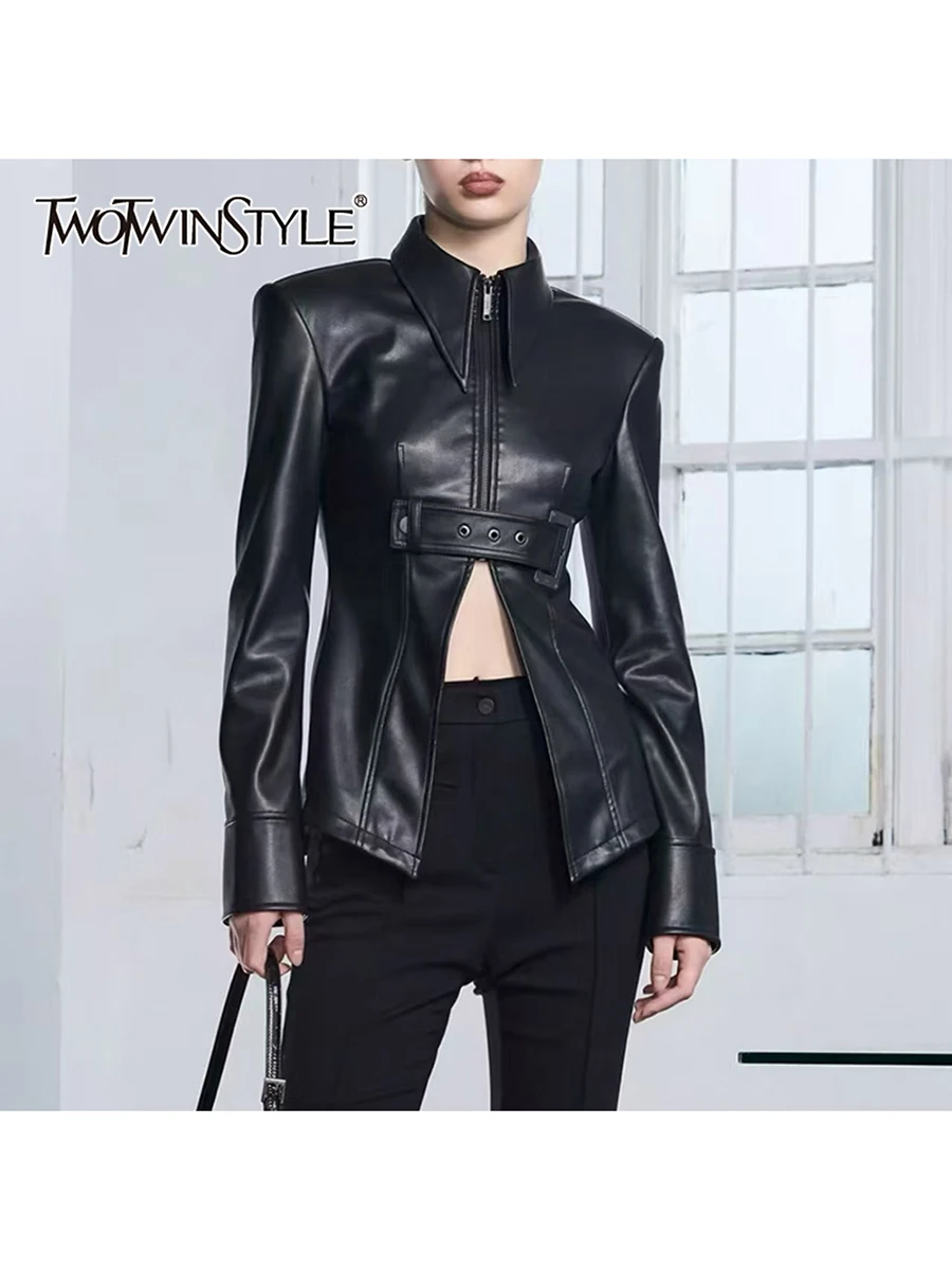 TWOTWINSTYLE однотонные утягивающие модные кожаные куртки на молнии для женщин, куртка с длинными рукавами и лацканами, женская одежда, новинка
TWOTWINSTYLE однотонные утягивающие модные кожаные куртки на молнии для женщин, куртка с длинными рукавами и лацканами, женская одежда, новинка