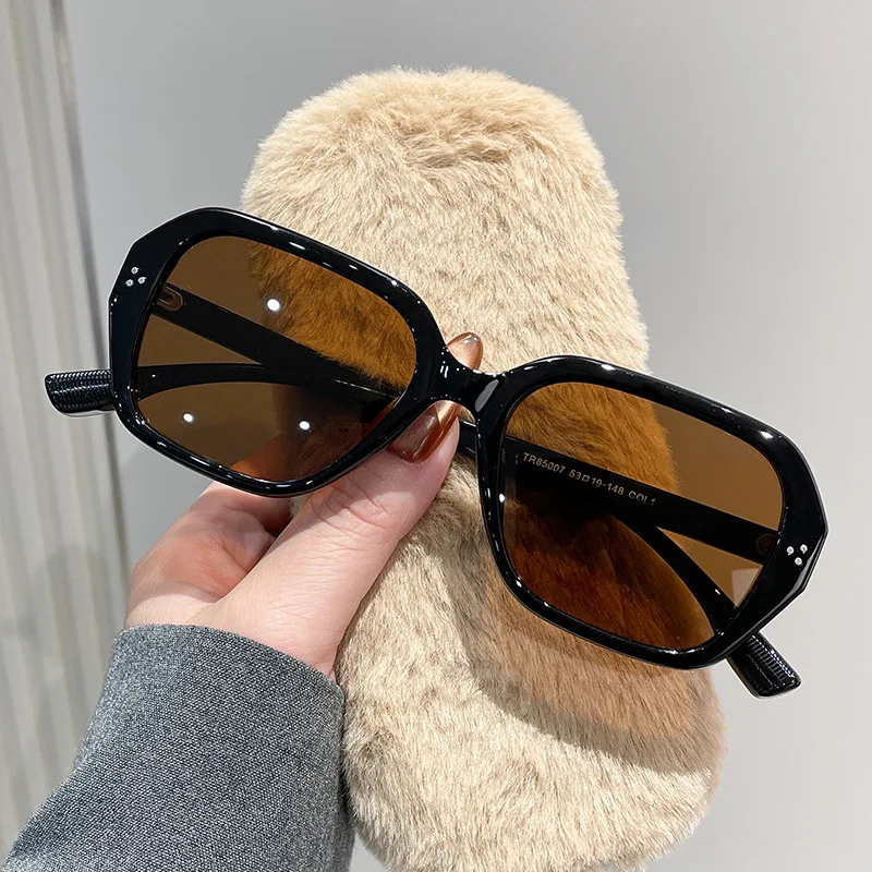 2026 Retro Polygon Sunglasses Unisex UV400 Anti Glare Polarized Fashion Shades for Men Women Streetwear
2026 Retro Polygon Sunglasses Unisex UV400 Anti Glare Polarized Fashion Shades for Men Women Streetwear