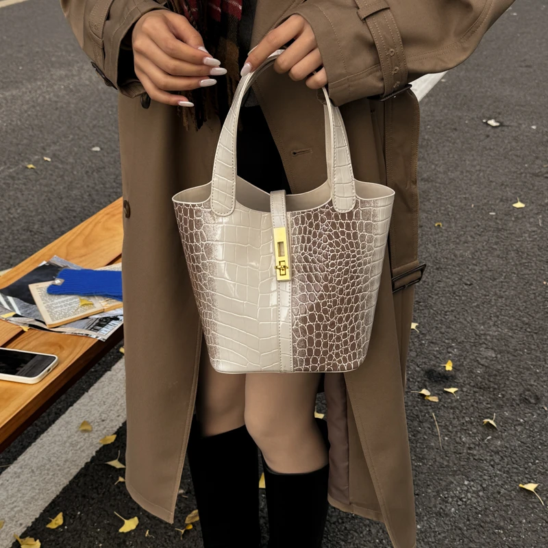 Роскошная брендовая кожаная женская сумка через плечо - классическая элегантная женская сумка через плечо от известного дизайнера
Роскошная брендовая кожаная женская сумка через плечо - классическая элегантная женская сумка через плечо от известного дизайнера