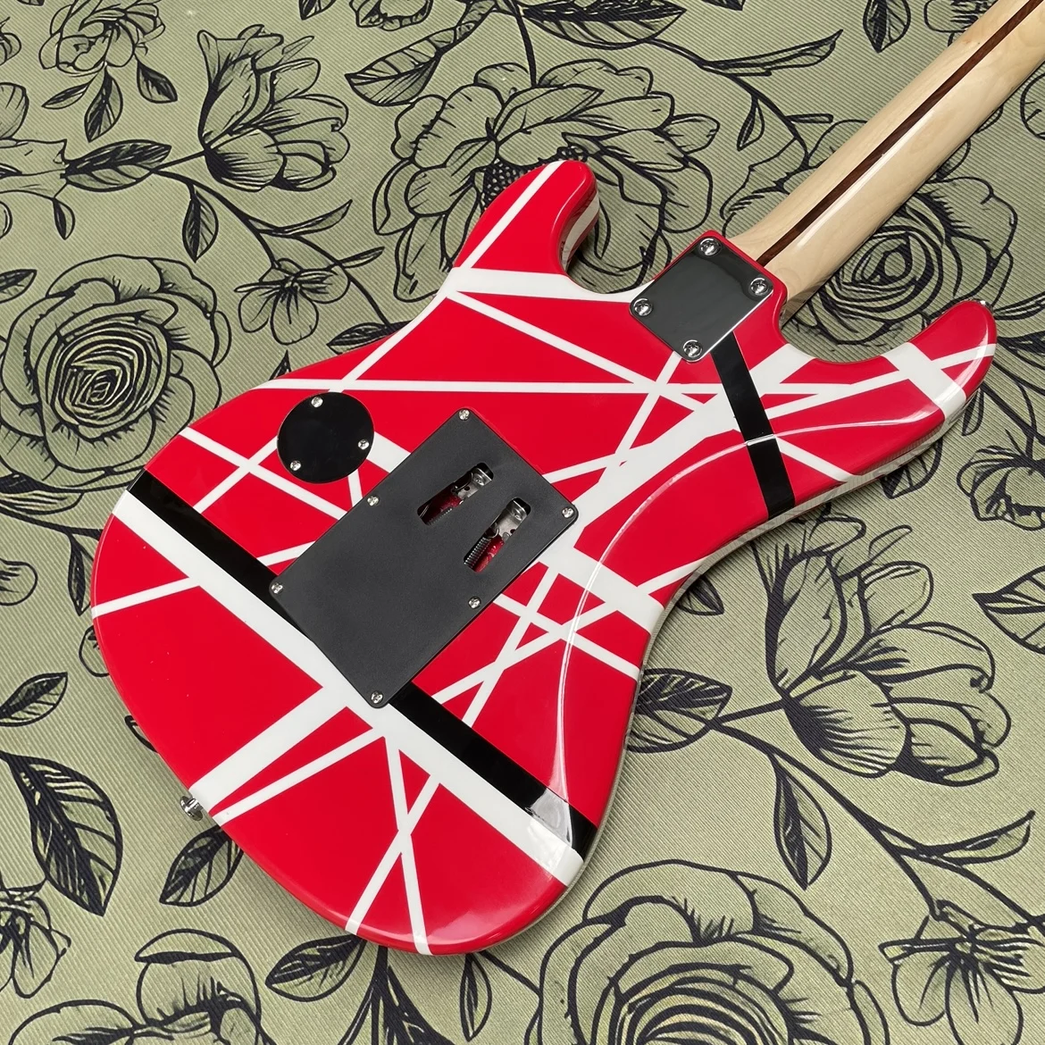 Artistic striped electric guitar, suspended vibrato system zero drift guitars, hard rock performance electric guitarra
Artistic striped electric guitar, suspended vibrato system zero drift guitars, hard rock performance electric guitarra