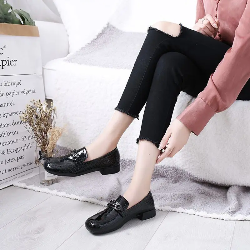 2026 Spring New Women Loafers Patent Leather Chunky Heel Slip On Shoes European Style Glossy Casual Flats
2026 Spring New Women Loafers Patent Leather Chunky Heel Slip On Shoes European Style Glossy Casual Flats