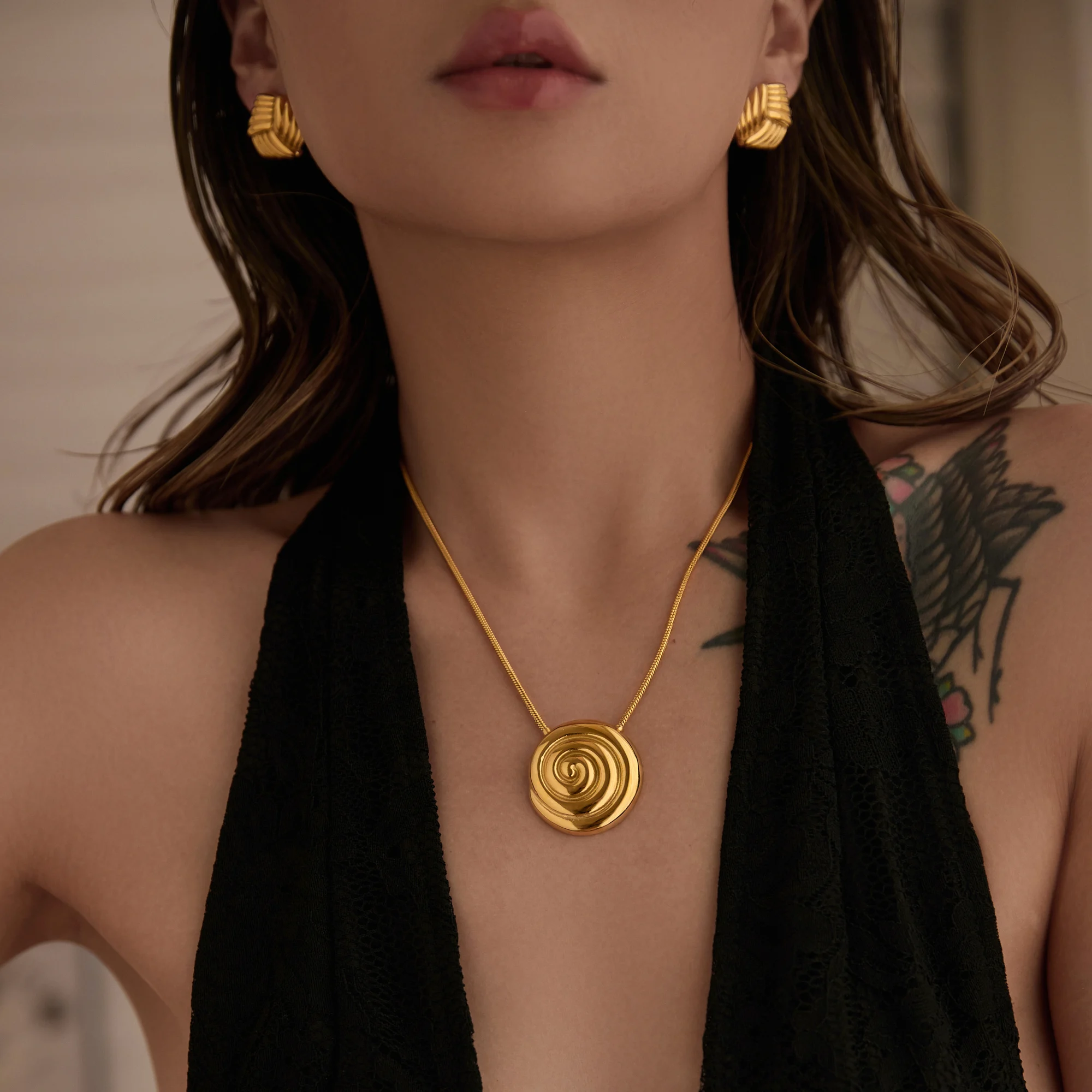 DASEIN New 18k Gold Plated Vintage Super Shine Spiral Circle Pendant Necklace Tarnish Free Stainless Steel Dainty Jewelry Women
DASEIN New 18k Gold Plated Vintage Super Shine Spiral Circle Pendant Necklace Tarnish Free Stainless Steel Dainty Jewelry Women