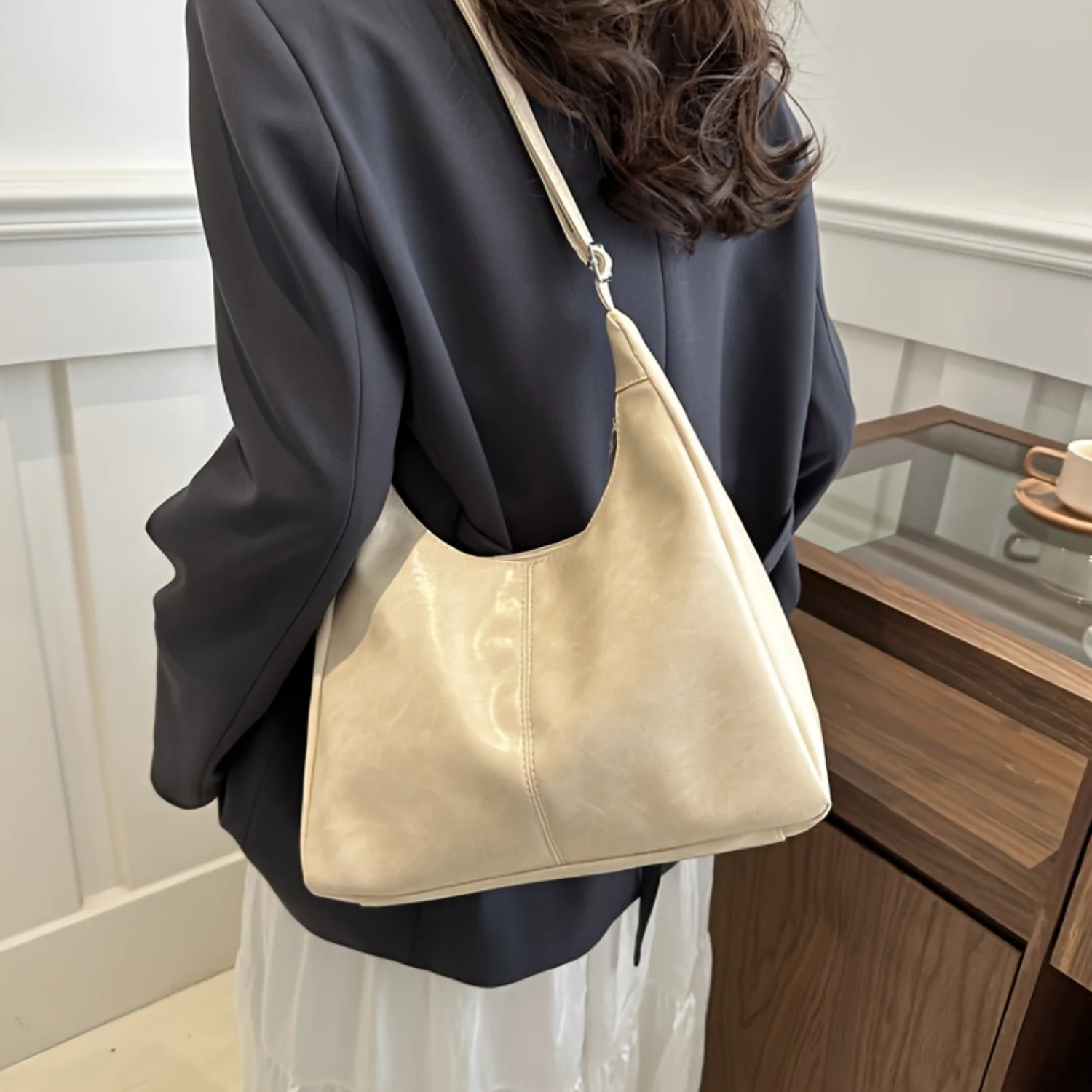 Retro Shoulder Bag For Women, Solid Color Crossbody Bag, Minimalist Vegan Leather Tote Bag
Retro Shoulder Bag For Women, Solid Color Crossbody Bag, Minimalist Vegan Leather Tote Bag
