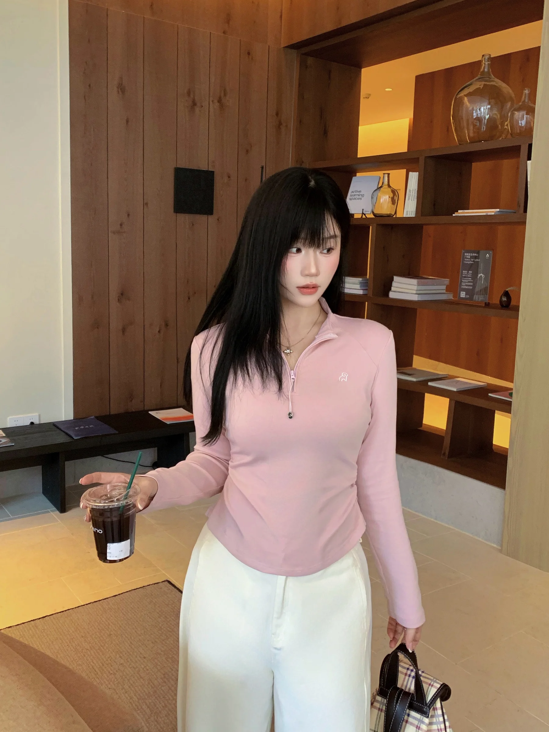 Женская облегающая трикотажная кофта с длинным рукавом и высоким воротником, новинка весенней коллекции, мягкая, из смесового хлопка и полиэстера
Женская облегающая трикотажная кофта с длинным рукавом и высоким воротником, новинка весенней коллекции, мягкая, из смесового хлопка и полиэстера