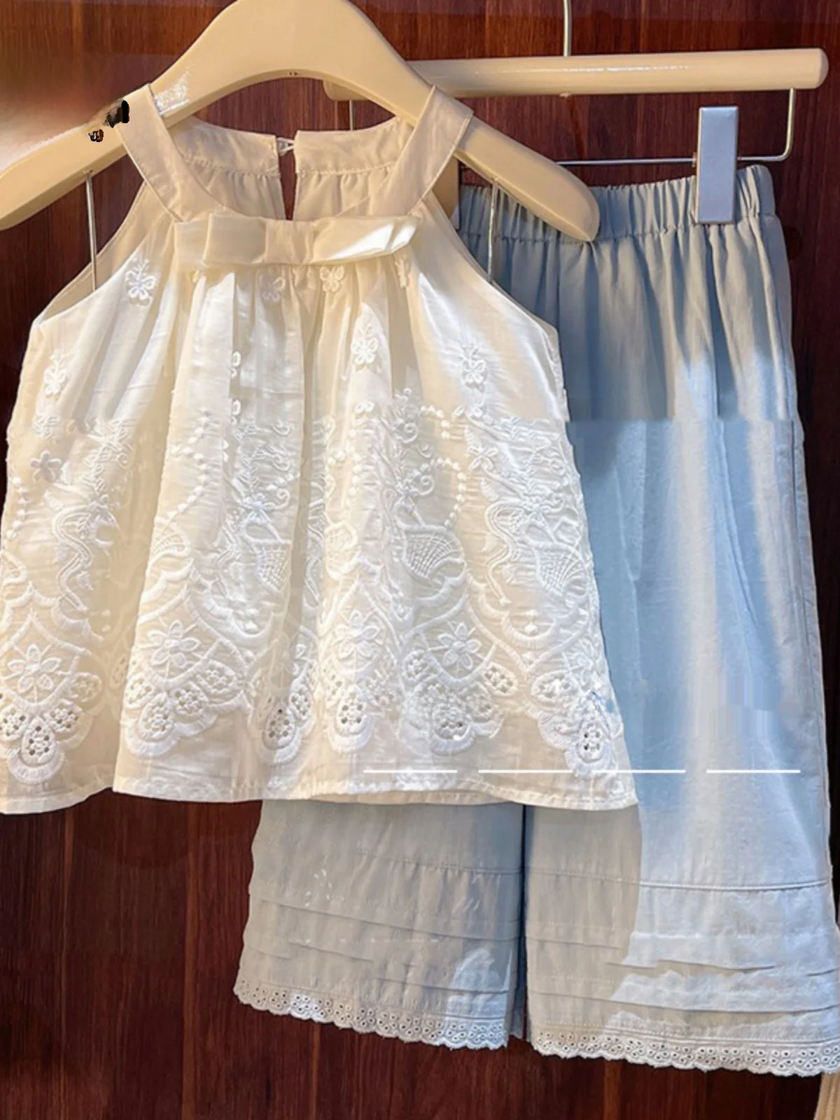 Модный летний комплект для девочек 2025: новый топ на бретельках и брюки с широкими штанинами и оборками, трендовый и стильный.
Модный летний комплект для девочек 2025: новый топ на бретельках и брюки с широкими штанинами и оборками, трендовый и стильный.