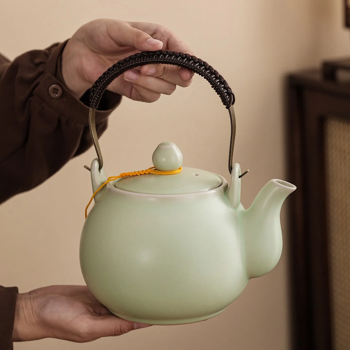 Ru kiln teapot, single pot ceramic, large capacity Kung Fu tea set, tea brewing handle, teapot cup, Chinese tea set
Ru kiln teapot, single pot ceramic, large capacity Kung Fu tea set, tea brewing handle, teapot cup, Chinese tea set