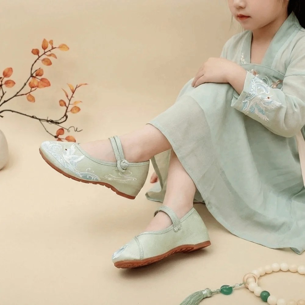 Chinese Style Girls' Dancing Shoes Wear Resistant Soft Sole Embroidered Cloth Shoes Non-slip Breathable
Chinese Style Girls' Dancing Shoes Wear Resistant Soft Sole Embroidered Cloth Shoes Non-slip Breathable
