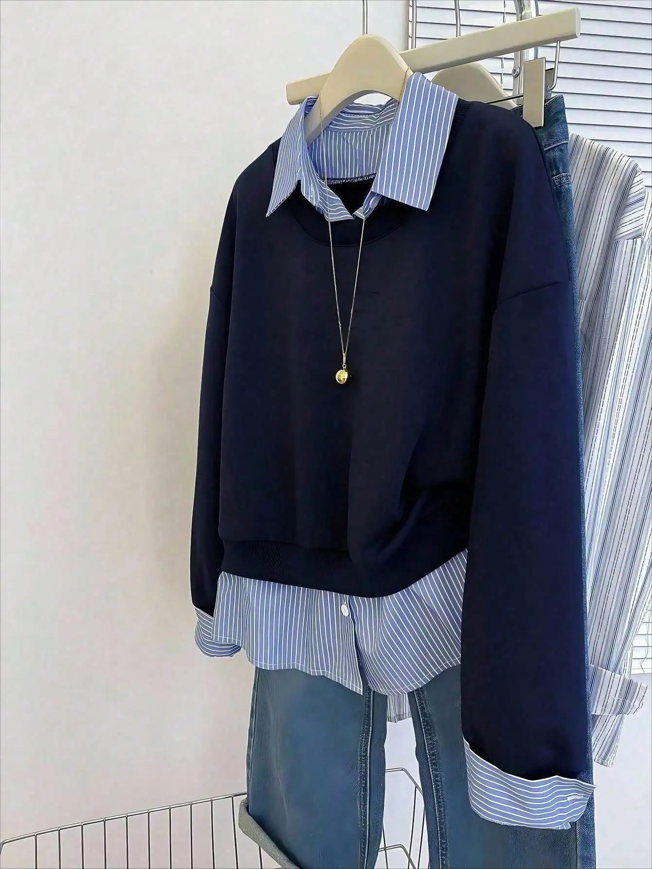 Женская повседневная толстовка большого размера с полосатым воротником, спущенным плечом и длинным рукавом
Женская повседневная толстовка большого размера с полосатым воротником, спущенным плечом и длинным рукавом