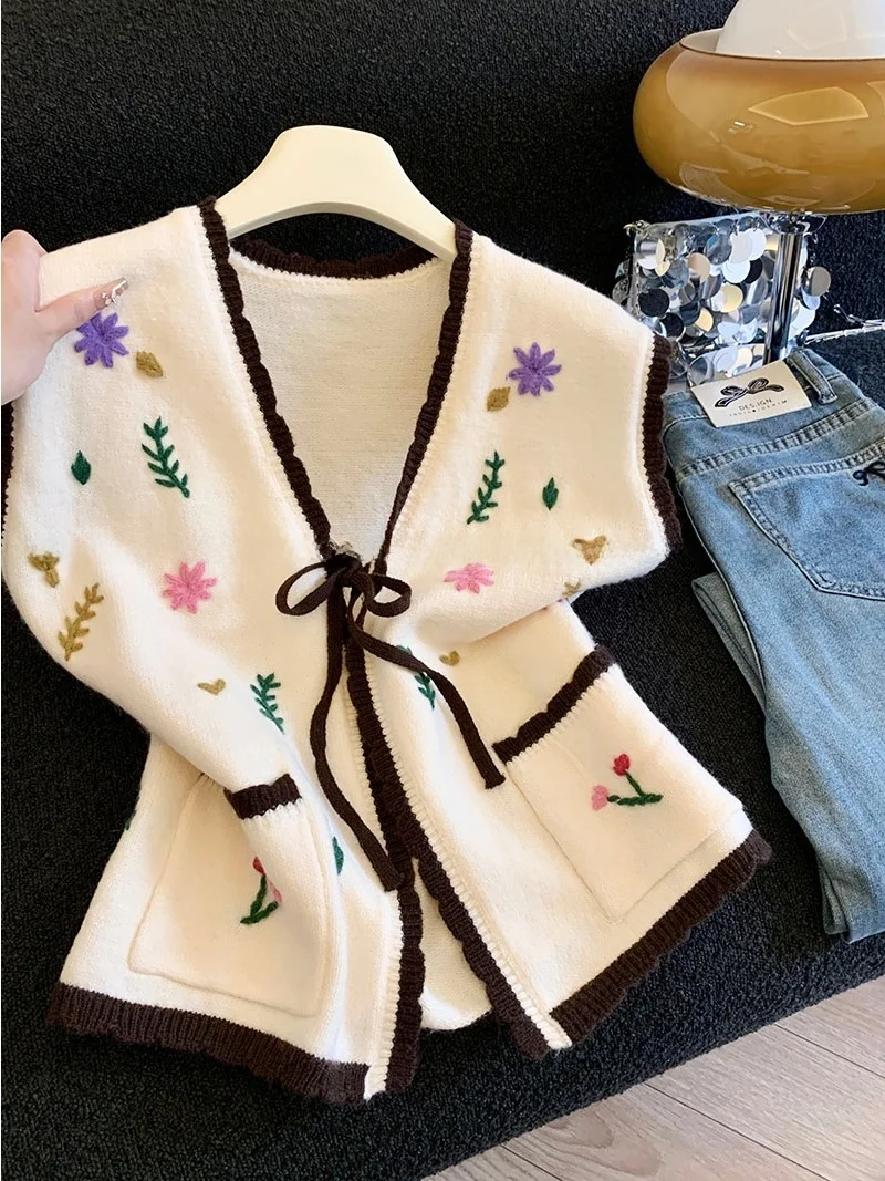 Korean Sle V-Ne Embroidered Knitted Vest Women's Slim Fit ort Svel oulder Pad Sweater Top for Autumn Layering
Korean Sle V-Ne Embroidered Knitted Vest Women's Slim Fit ort Svel oulder Pad Sweater Top for Autumn Layering