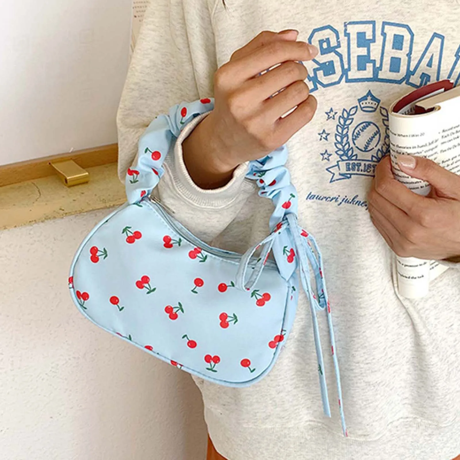 Женская модная сумка через плечо с вишневым принтом, кошелек под мышками, сумка на молнии
Женская модная сумка через плечо с вишневым принтом, кошелек под мышками, сумка на молнии