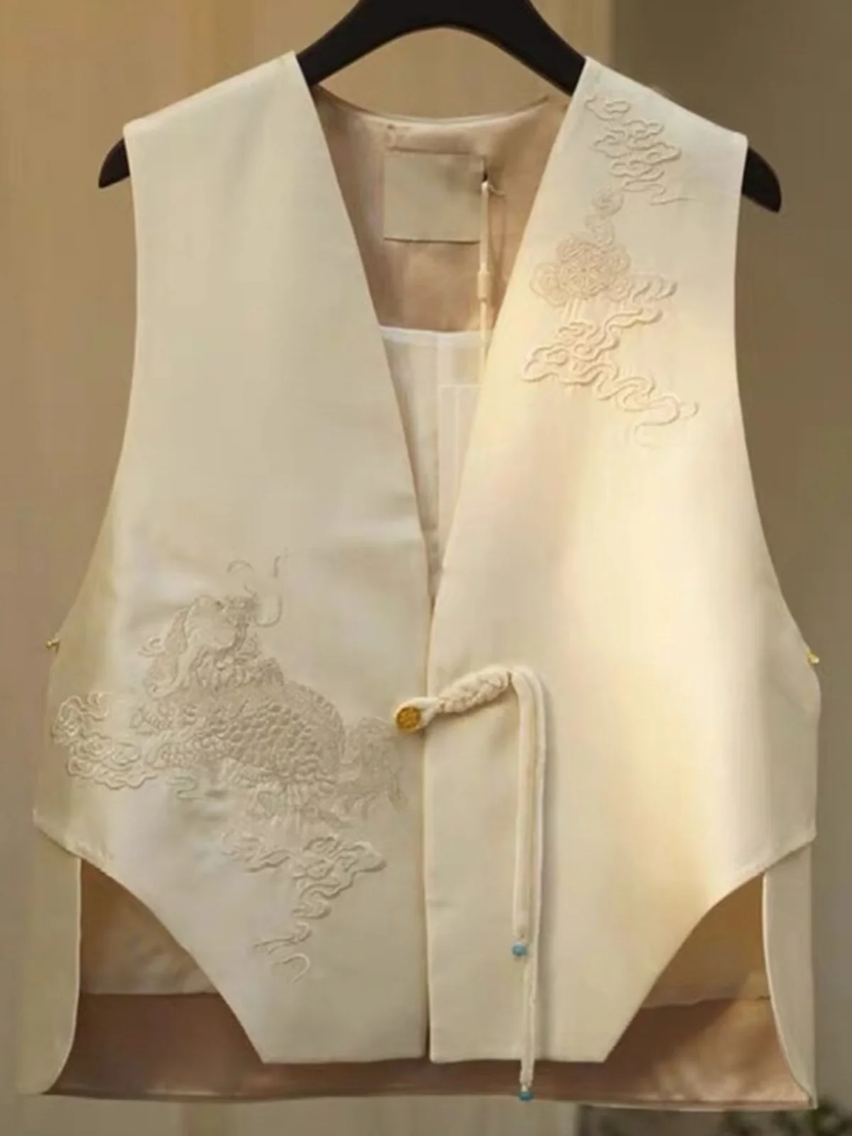 Ele Embroidered V-Ne Svel Vest Women's Summer Faion High-End Chinese Sle Wind Disk Button Front Closure Top
Ele Embroidered V-Ne Svel Vest Women's Summer Faion High-End Chinese Sle Wind Disk Button Front Closure Top