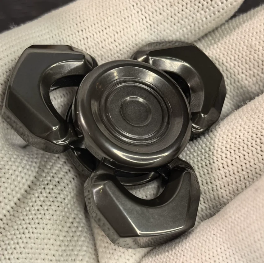 Used EDC FZ three page zirconium alloy fidget decompression toy
Used EDC FZ three page zirconium alloy fidget decompression toy