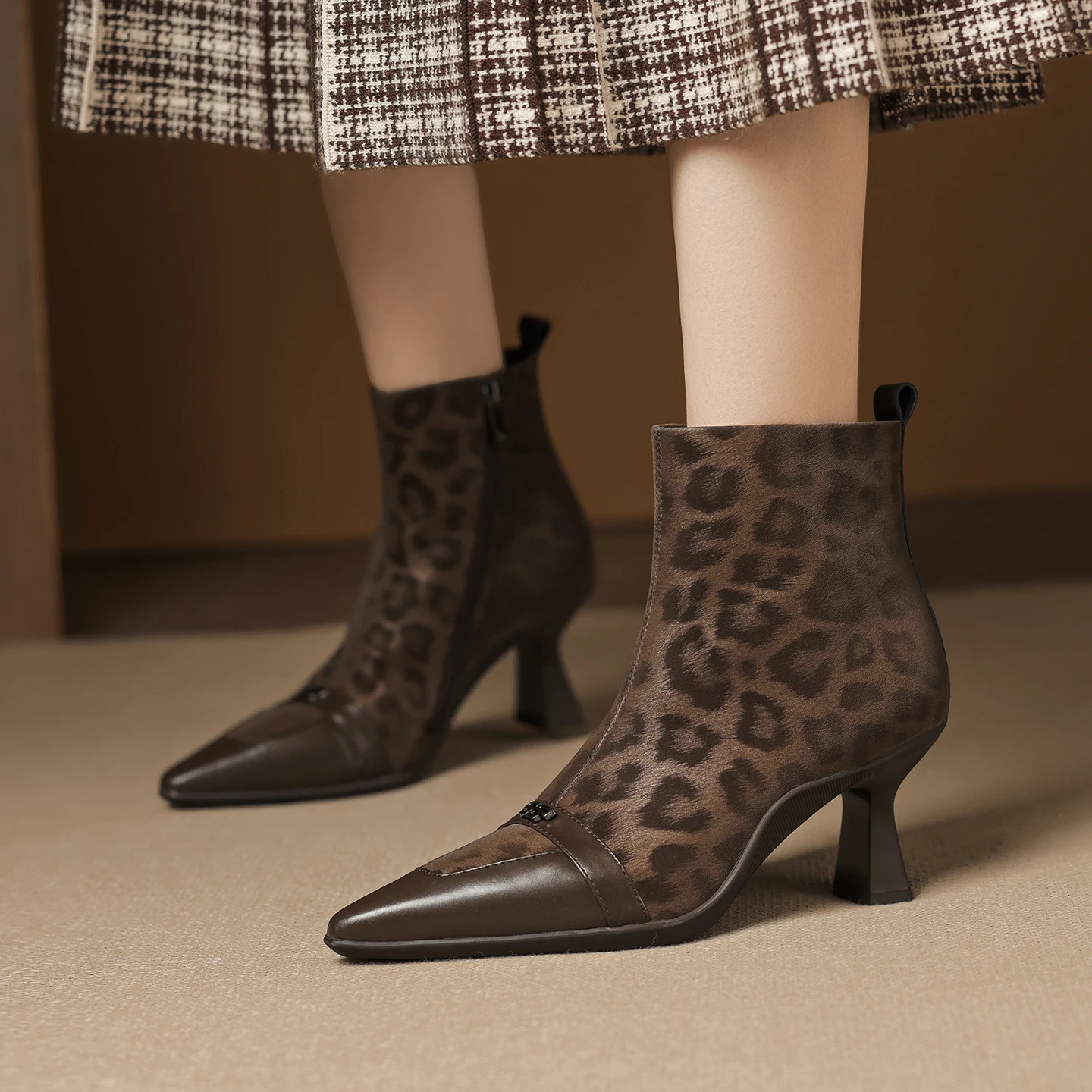 2025 New Women Genuine Leather Ankle Boots Leopard Print Kitten High Heels Warm Autumn Winter Knight Boots Female High Boots
2025 New Women Genuine Leather Ankle Boots Leopard Print Kitten High Heels Warm Autumn Winter Knight Boots Female High Boots