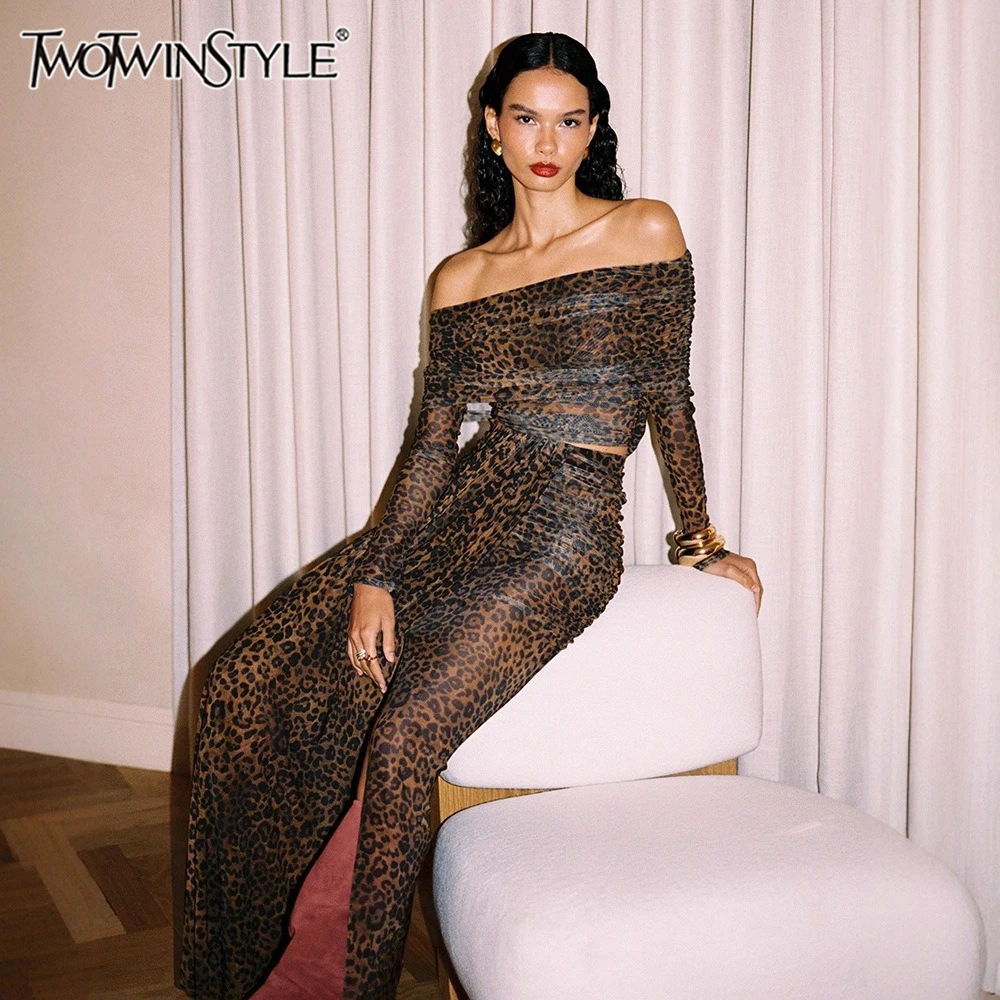 TWOTWINSTYLE Леопардовый комплект из двух предметов для женщин, топ с разрезом на шее и длинными рукавами, высокая талия, дизайн с разрезом из ленты, сексуальный женский костюм
TWOTWINSTYLE Леопардовый комплект из двух предметов для женщин, топ с разрезом на шее и длинными рукавами, высокая талия, дизайн с разрезом из ленты, сексуальный женский костюм