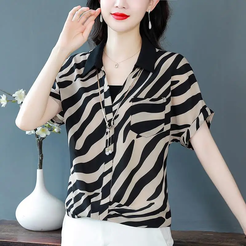 Fake Two-piece Short-sleeved Striped Shirt Women's Summer New Design Style Fashionable and Fashionable Ice Silk Top
Fake Two-piece Short-sleeved Striped Shirt Women's Summer New Design Style Fashionable and Fashionable Ice Silk Top