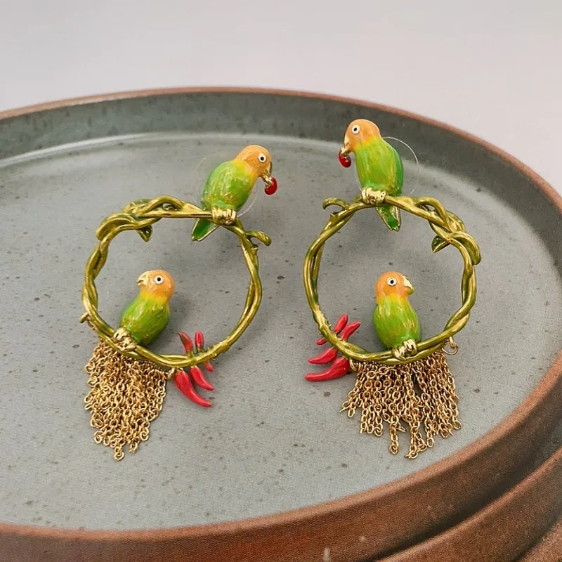French Handmade Enamel Flowers Jungle Green Bird Holding Red Heart Mini Chili Chain Tassels Stud Earrings for Women New Luxury
French Handmade Enamel Flowers Jungle Green Bird Holding Red Heart Mini Chili Chain Tassels Stud Earrings for Women New Luxury