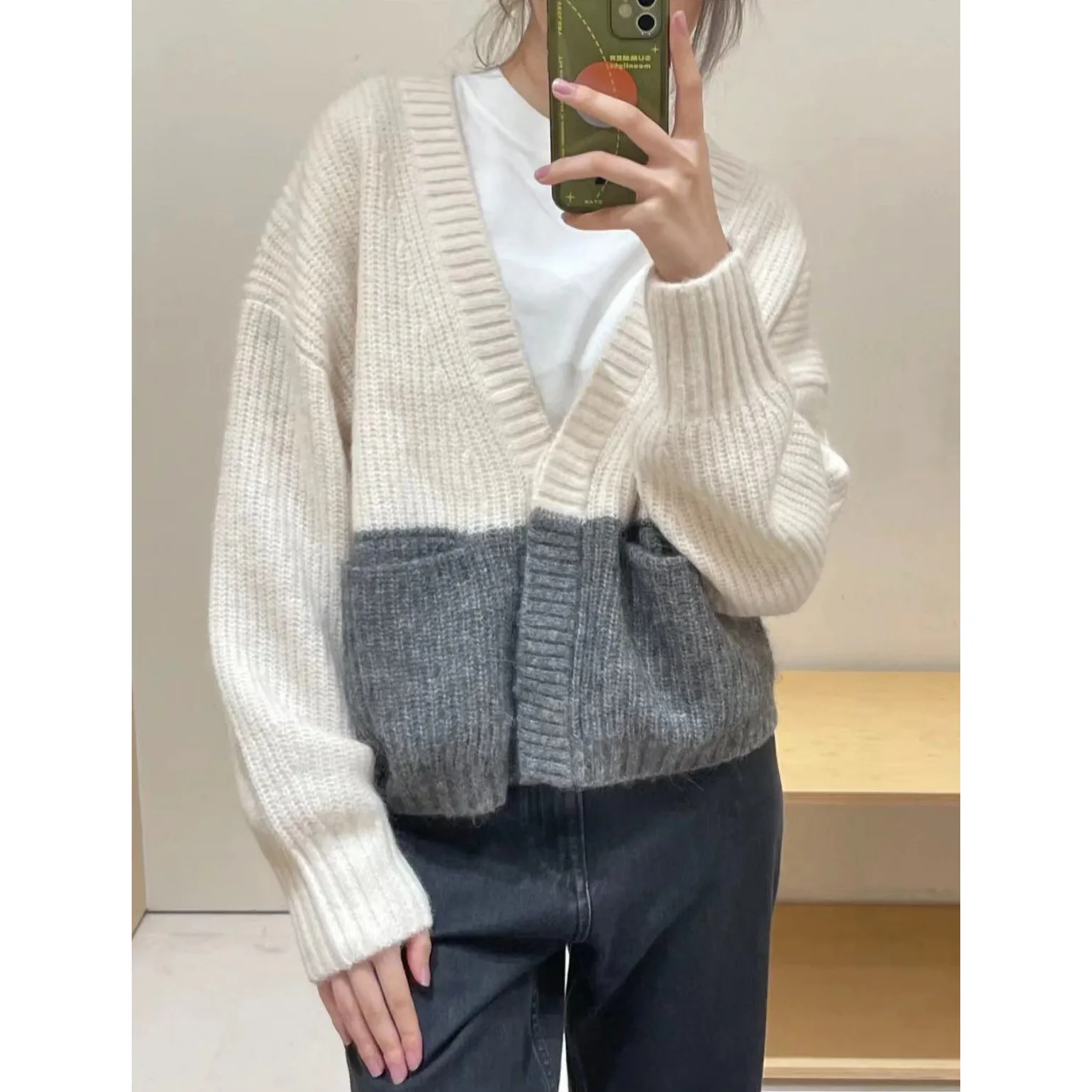 Women's casual wool blended color matching jacquard knitted cardigan sweater autumn and winter 16a
Women's casual wool blended color matching jacquard knitted cardigan sweater autumn and winter 16a