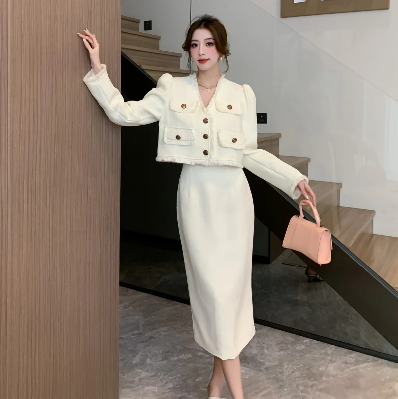 2024 Autumn and Winter New French Socialite Temperament Women's Suit Jacket High-end Sense Short Coat Top Skirt Two-piece Set
2024 Autumn and Winter New French Socialite Temperament Women's Suit Jacket High-end Sense Short Coat Top Skirt Two-piece Set