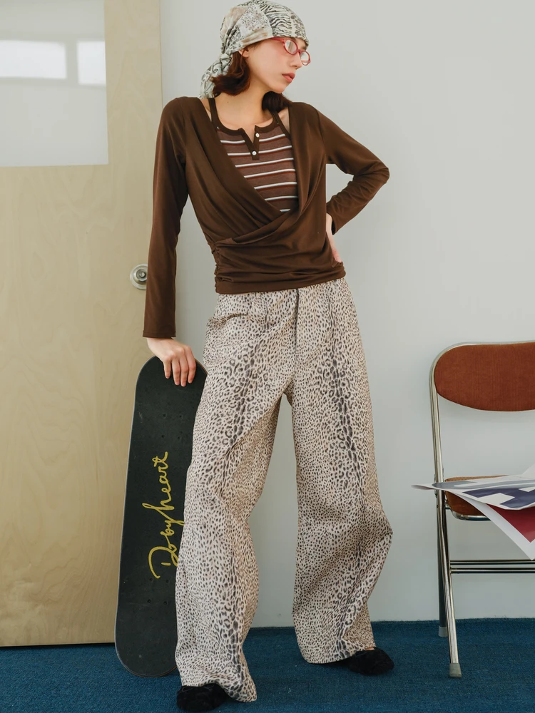 Мягкий, приятный к телу женский топ с V-образным вырезом, облегающий, в полоску, зимний, новый, простой, из модального волокна, ультрамягкий, вязаный.
Мягкий, приятный к телу женский топ с V-образным вырезом, облегающий, в полоску, зимний, новый, простой, из модального волокна, ультрамягкий, вязаный.