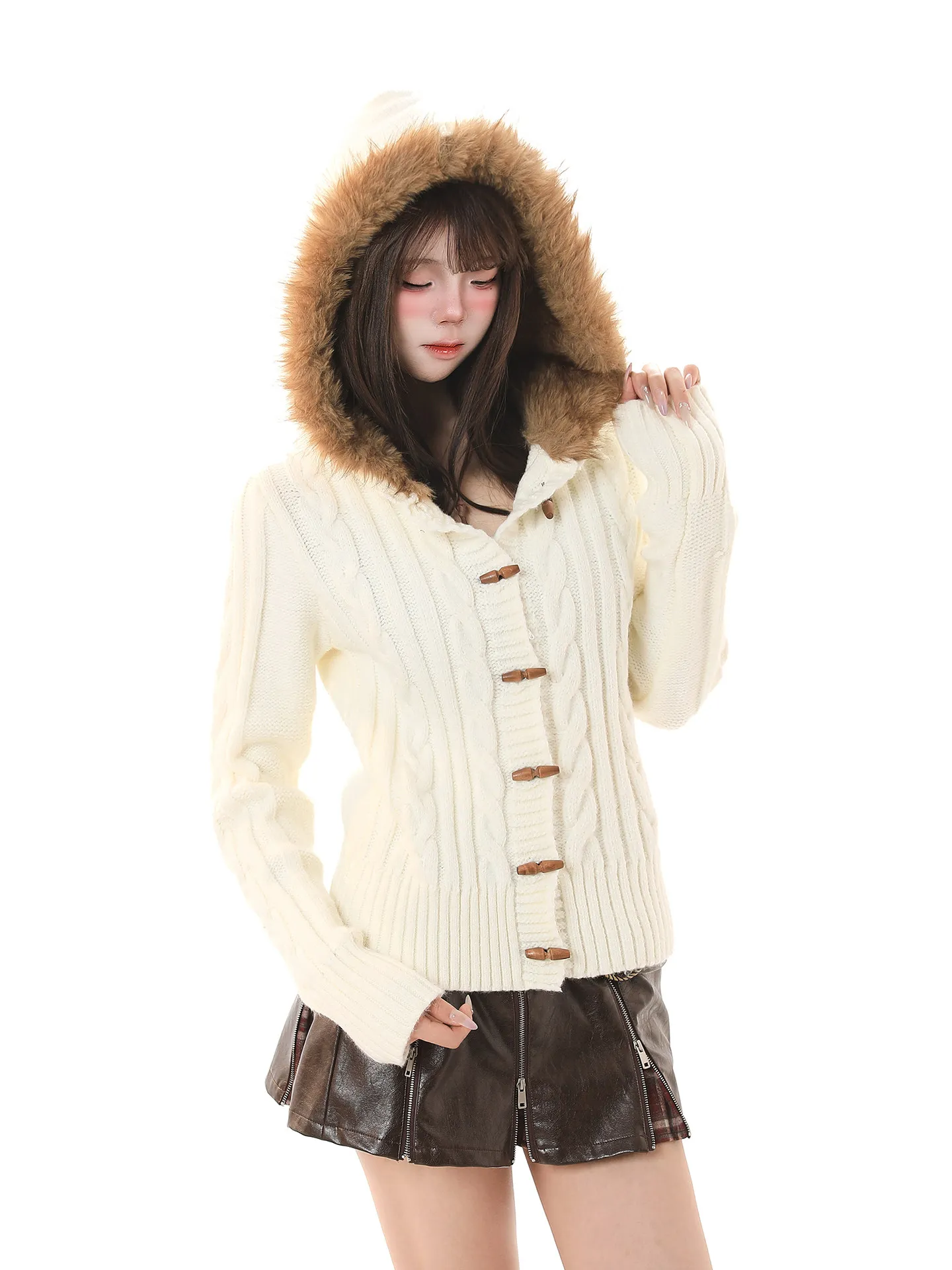 Американский вязаный свитер-пальто для женщин, осенне-зимний, модный, с эффектом похудения, с капюшоном и меховым воротником, на пуговицах с узором «косичка»
Американский вязаный свитер-пальто для женщин, осенне-зимний, модный, с эффектом похудения, с капюшоном и меховым воротником, на пуговицах с узором «косичка»